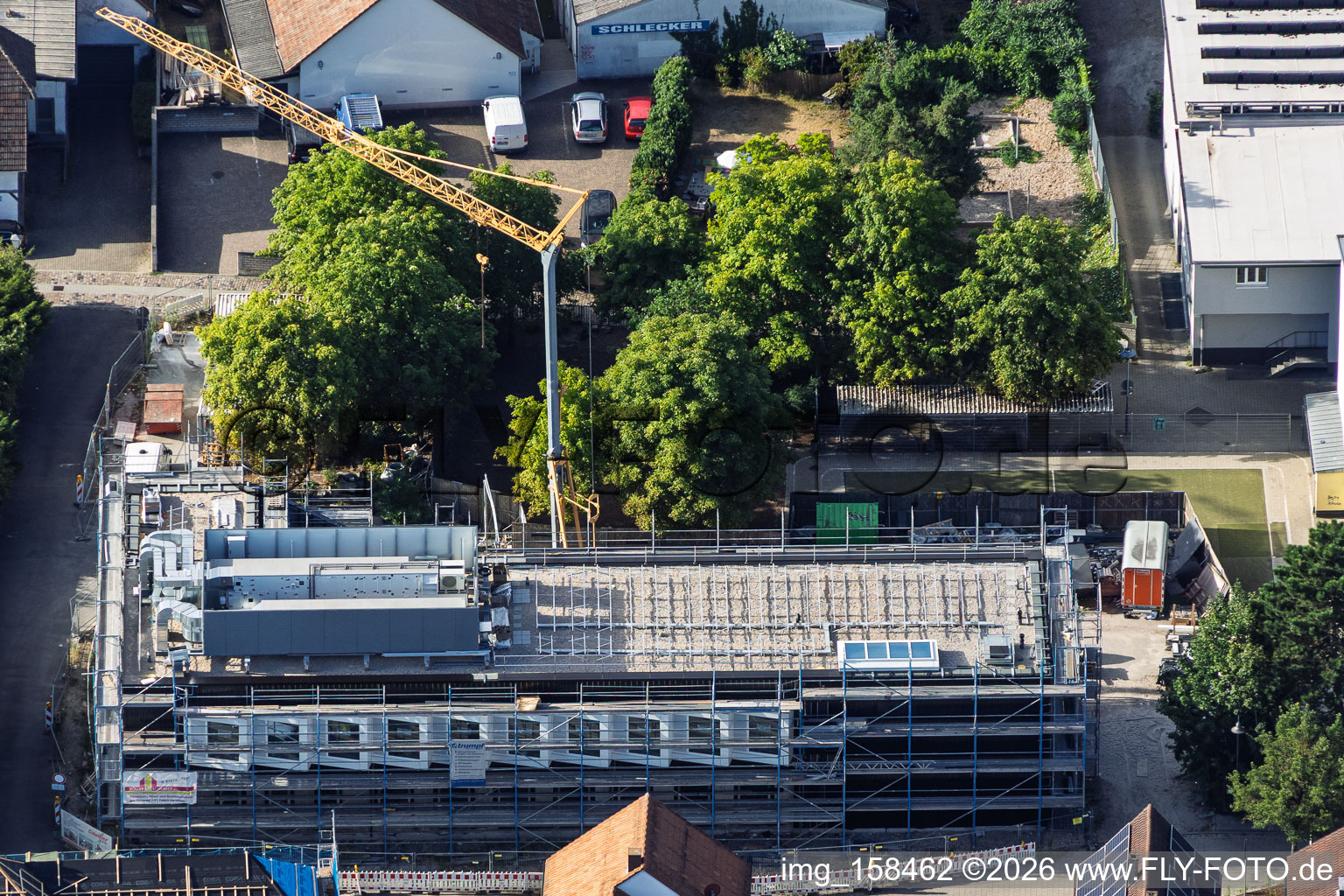 Baustelle des Neubau der VERBANDSGEMEINDE KANDEL für Mensagebäude der Ludwig-Riedinger-Grundschule. zwo/elf Architekten PartmbB Erdbauarbeiten: Gaudier Erd-u. Rückbau GmbH Fensterarbeiten: Trumpf Metallbau GmbH FREIANLAGEN: Bauer.Landschaftsarchitekten HAUSTECHNIK: Bender+Urich GmbH & Co.KG TRAGWERK: Ingenieurbüro Sikora Fassadenarbeiten: AS-Fassaden GmbH Rohbauarbeiten:Wünschel BAU GmbH Elektroarbeiten: Wieland & Schultz GmbH RLP-Ministerium für Bildung, Wissenschaft, Weiterbildung und Kultur in Kandel im Bundesland Rheinland-Pfalz, Deutschland