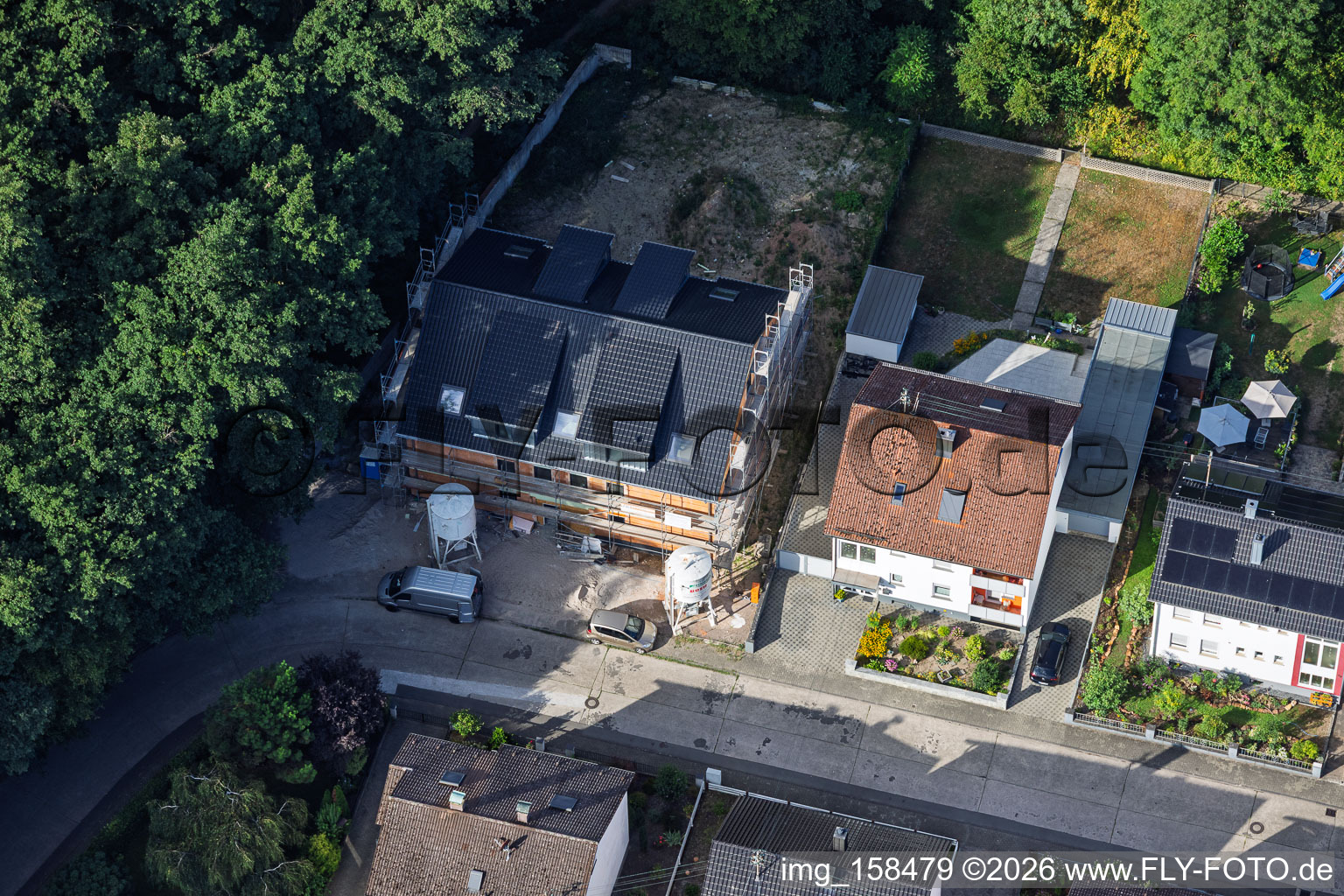 Baustelle für Neubau eines Sechsfamilienhaus in der Elsässer Straße in Kandel im Bundesland Rheinland-Pfalz, Deutschland