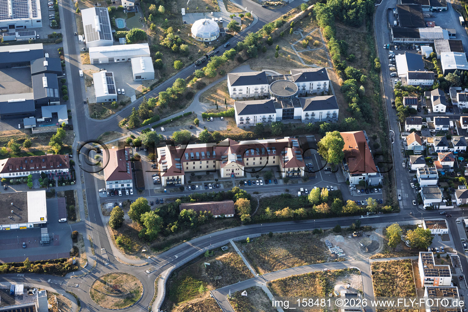 Seniorenheim Haardtblick und Reihenwohnhaus mit Zukunftsakademie Pfalz (ZAP) an der Martha-Rumpf-Straße im Ortsteil Speyerdorf in Neustadt an der Weinstraße im Bundesland Rheinland-Pfalz, Deutschland