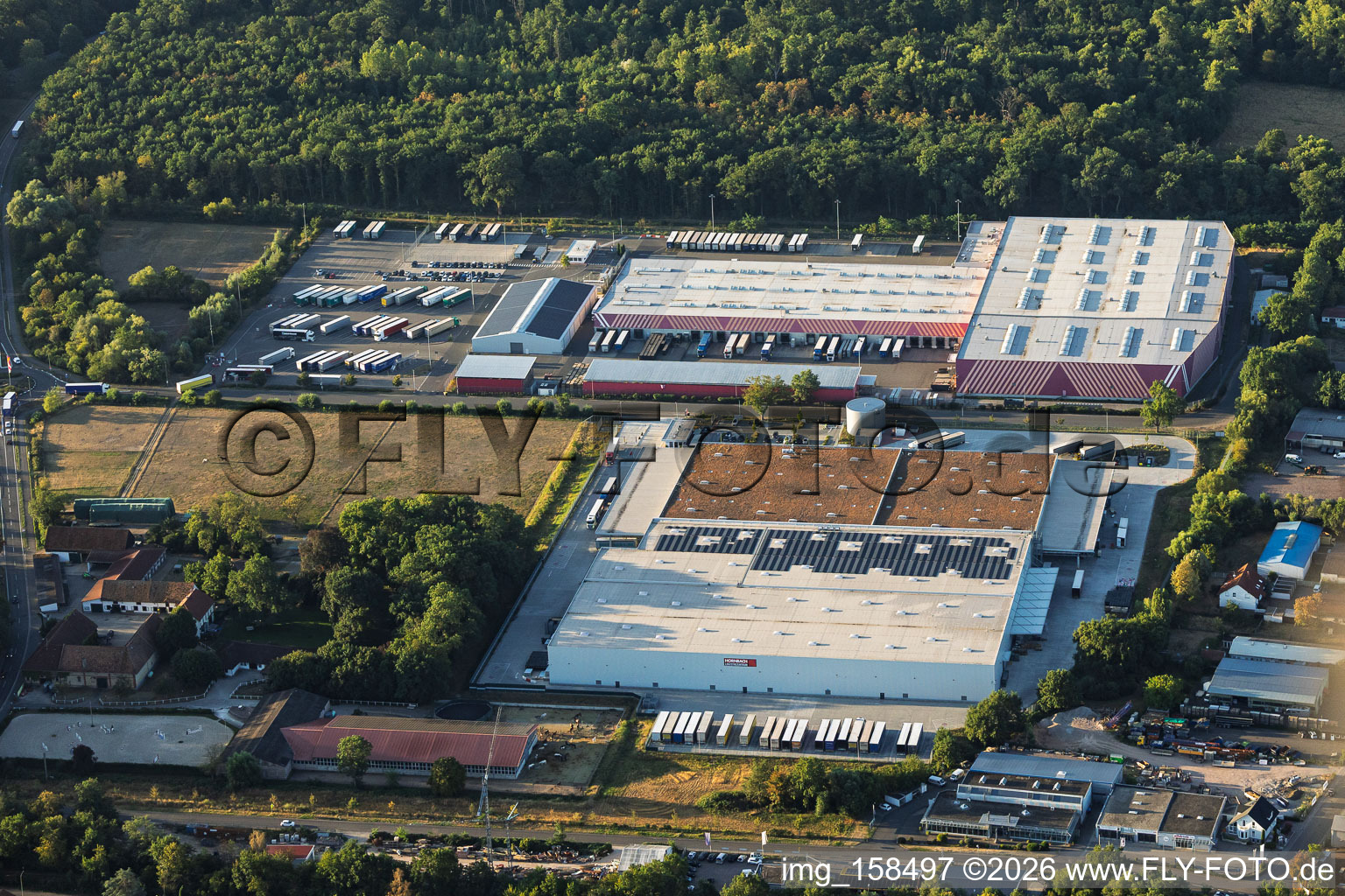 Industriegebiet Essingen mit HORNBACH Logistikzentrum Essingen I und II im Ortsteil Dreihof im Bundesland Rheinland-Pfalz, Deutschland