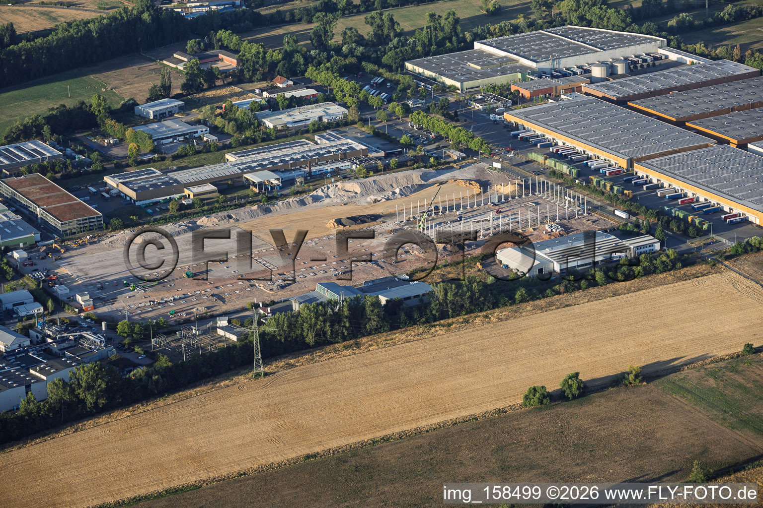 Bauarbeiten an der Baustelle für das neue Logistikzentrum von Cain International durch den Projektentwickler NVELOP in Landau in der Pfalz im Bundesland Rheinland-Pfalz, Deutschland
