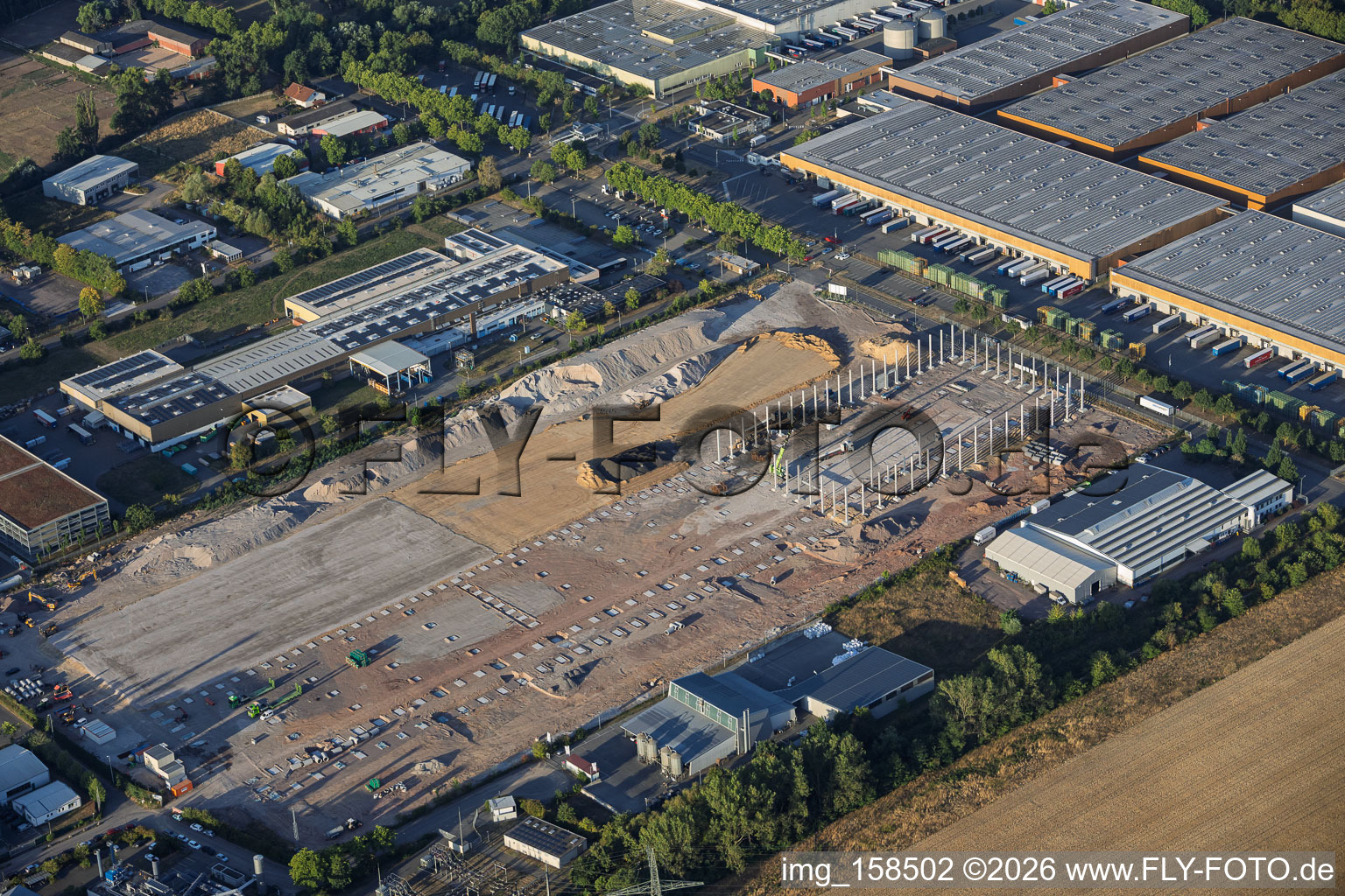 Bauarbeiten an der Baustelle für das neue Logistikzentrum von Cain International durch den Projektentwickler NVELOP in Landau in der Pfalz im Bundesland Rheinland-Pfalz, Deutschland