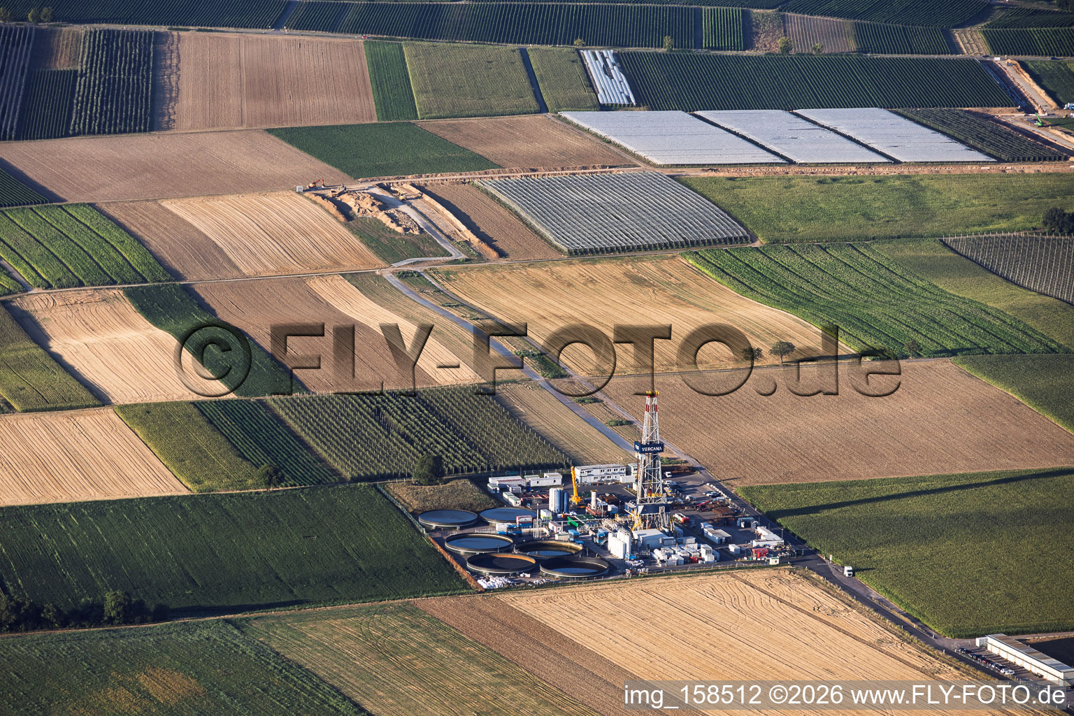 Baustelle für Trasse zwischen erstem Bohrplatz auf dem Schleidberg zum zweiten Bohrplatz auf dem Trappelberg des Lionheart-Projekts der Vulcan Energy für die zukünftige klimaneutrale Wärmeversorgung der Stadt Landau sowie Lithiumextraktion und Stromproduktion durch ORC-Anlage in Insheim im Bundesland Rheinland-Pfalz, Deutschland