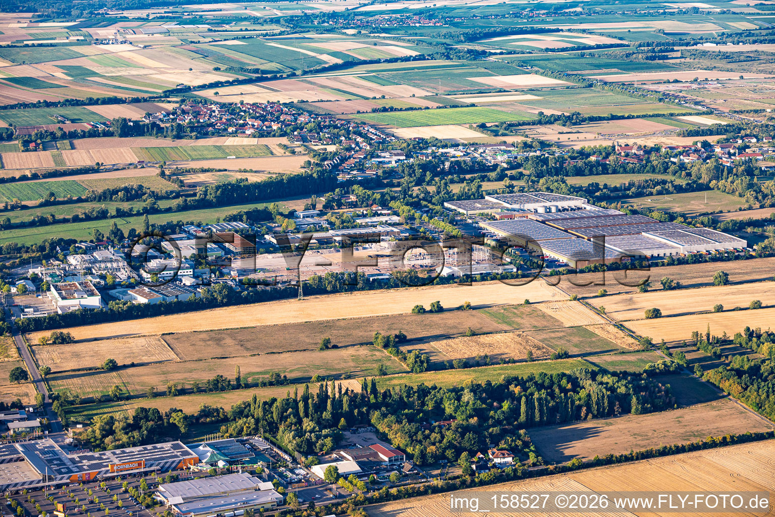 Bauarbeiten an der Baustelle für das neue Logistikzentrum von Cain International durch den Projektentwickler NVELOP in Landau in der Pfalz im Bundesland Rheinland-Pfalz, Deutschland