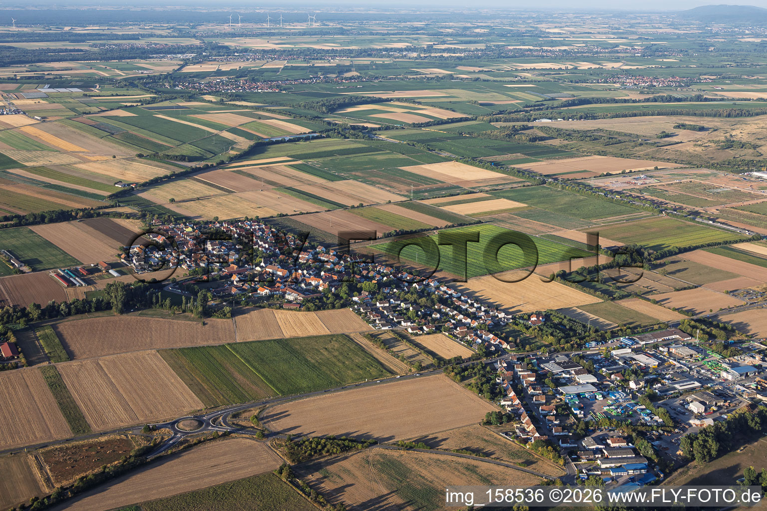 Dorfansicht aus Nordosten im Ortsteil Mörlheim in Landau in der Pfalz im Bundesland Rheinland-Pfalz, Deutschland