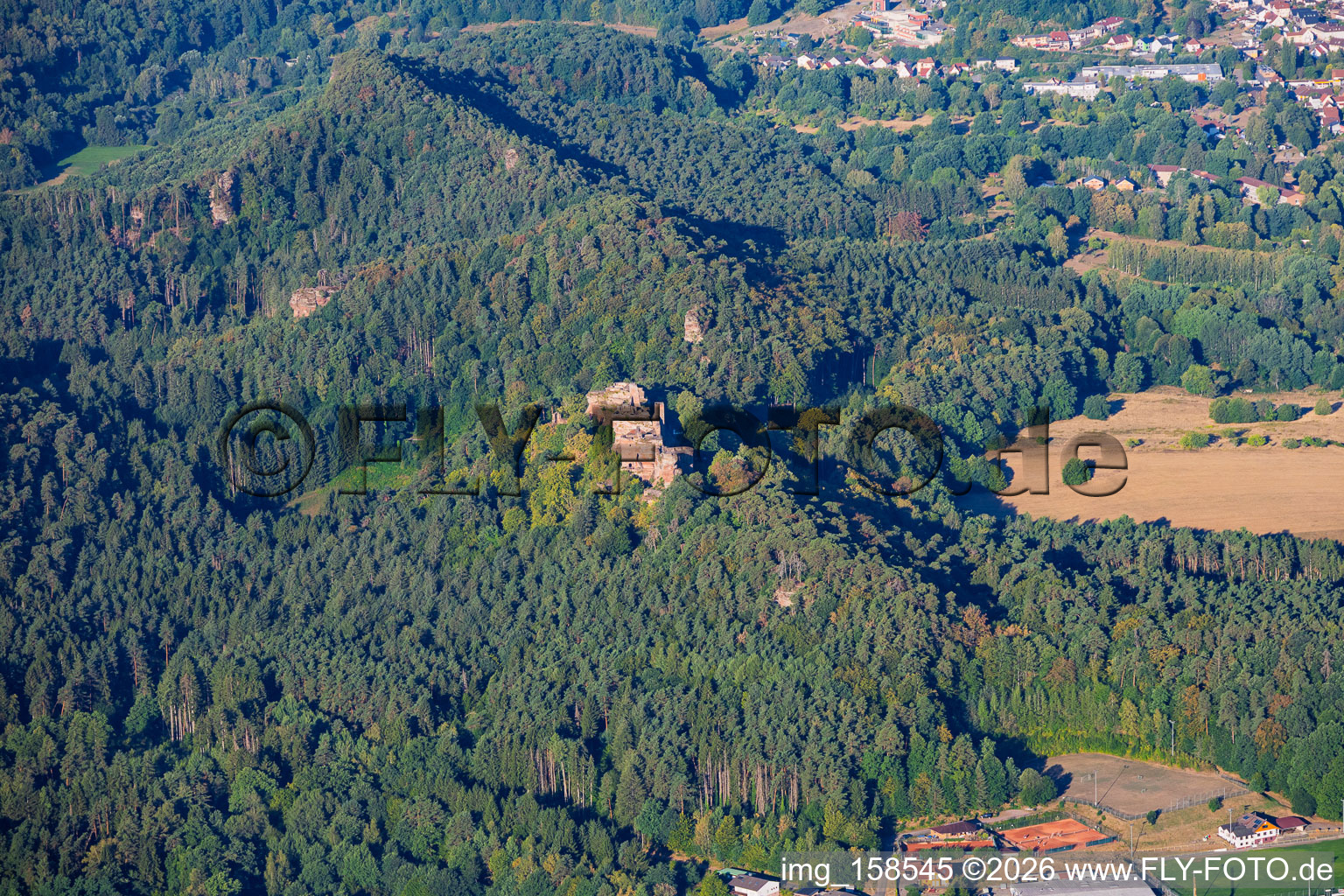 Burgenmassiv Altdahn aus Nordosten mit Burgruine Grafendahn und Burgruine Tanstein in Dahn im Bundesland Rheinland-Pfalz, Deutschland