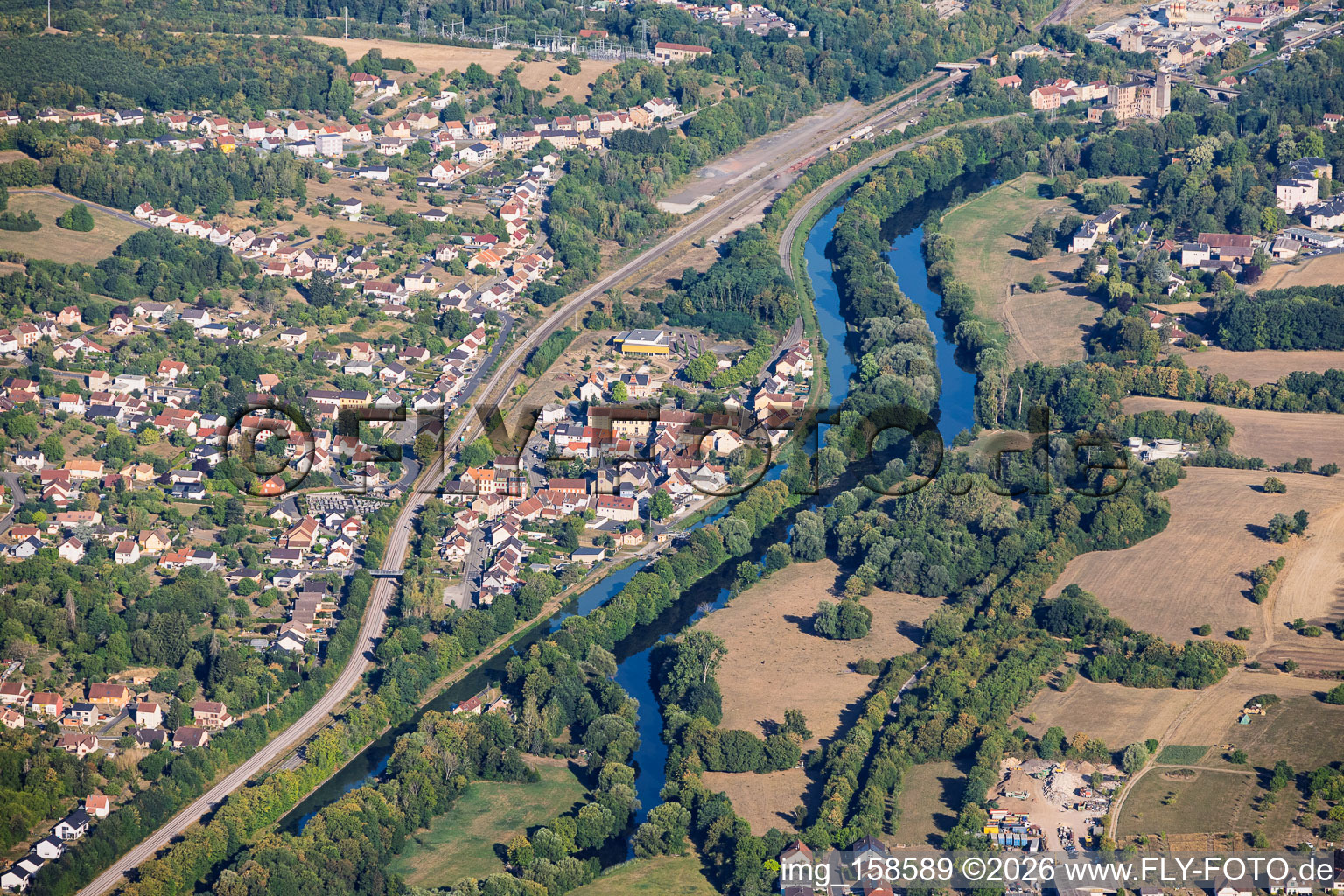 Ortschaft an Saar und SaarkanaL von Südosten in Rémelfing im Bundesland Moselle, Frankreich