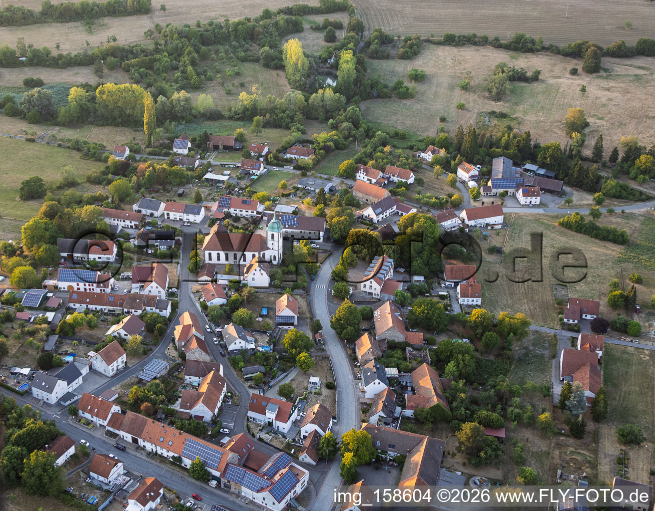 Dorfmitte mit Kriche St. Martin im Ortsteil Medelsheim in Gersheim im Bundesland Saarland, Deutschland