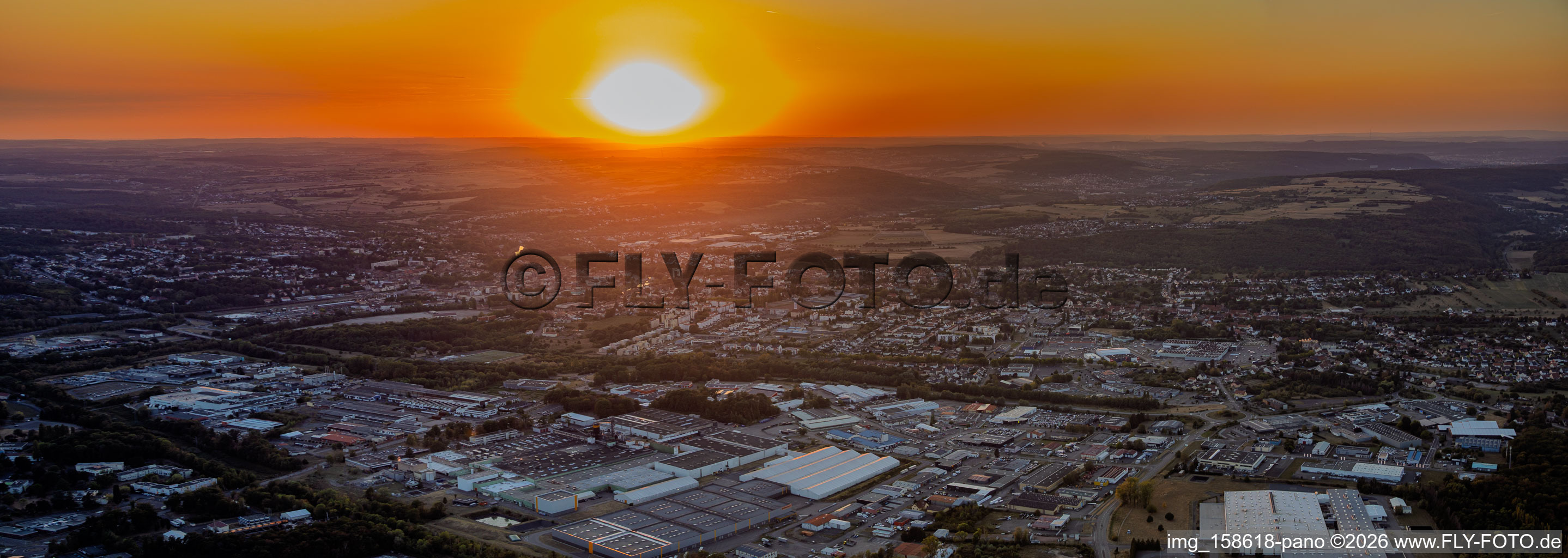 Sonnenuntergang über dem Industriegebiet im Ortsteil Zone Industrielle du Grand Bois Fayencerie in Saargemünd im Bundesland Moselle, Frankreich