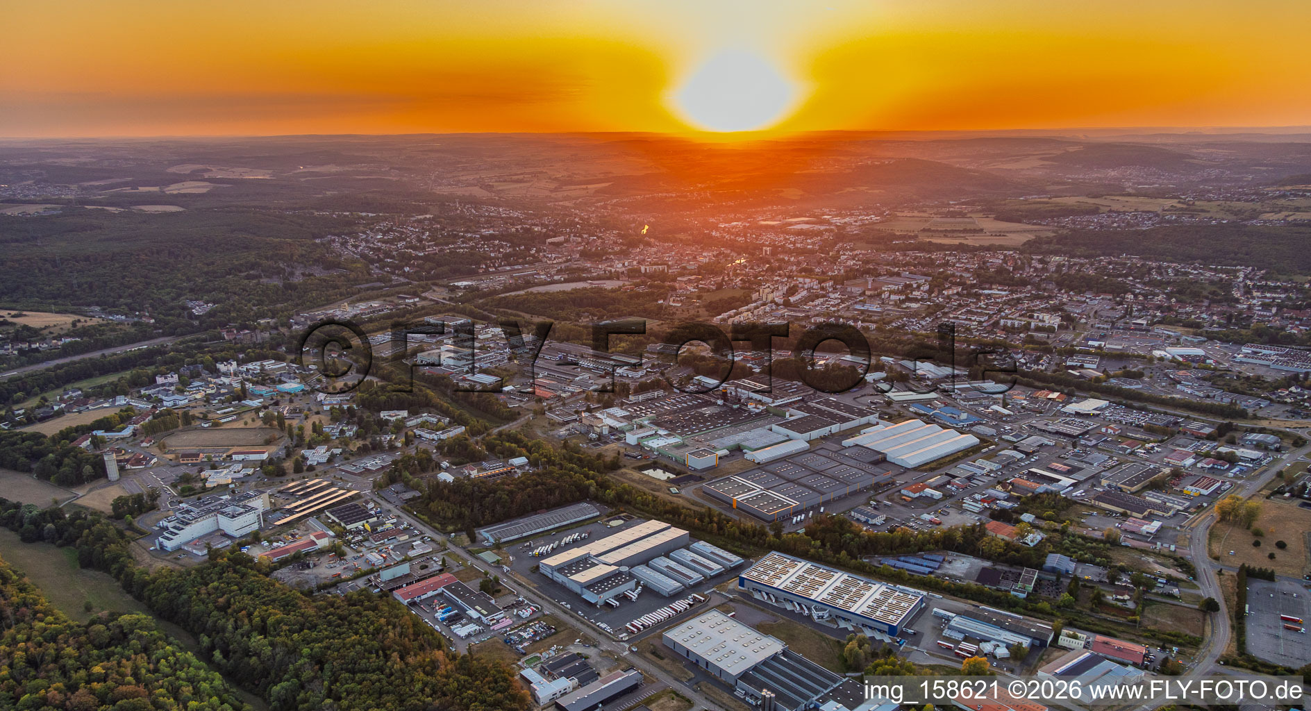 Sonnenuntergang über dem Industriegebiet im Ortsteil Zone Industrielle du Grand Bois Fayencerie in Saargemünd im Bundesland Moselle, Frankreich