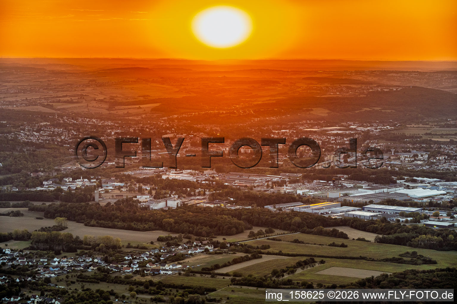 Sonnenuntergang über Saargemünd im Ortsteil Zone Industrielle du Grand Bois Fayencerie im Bundesland Moselle, Frankreich