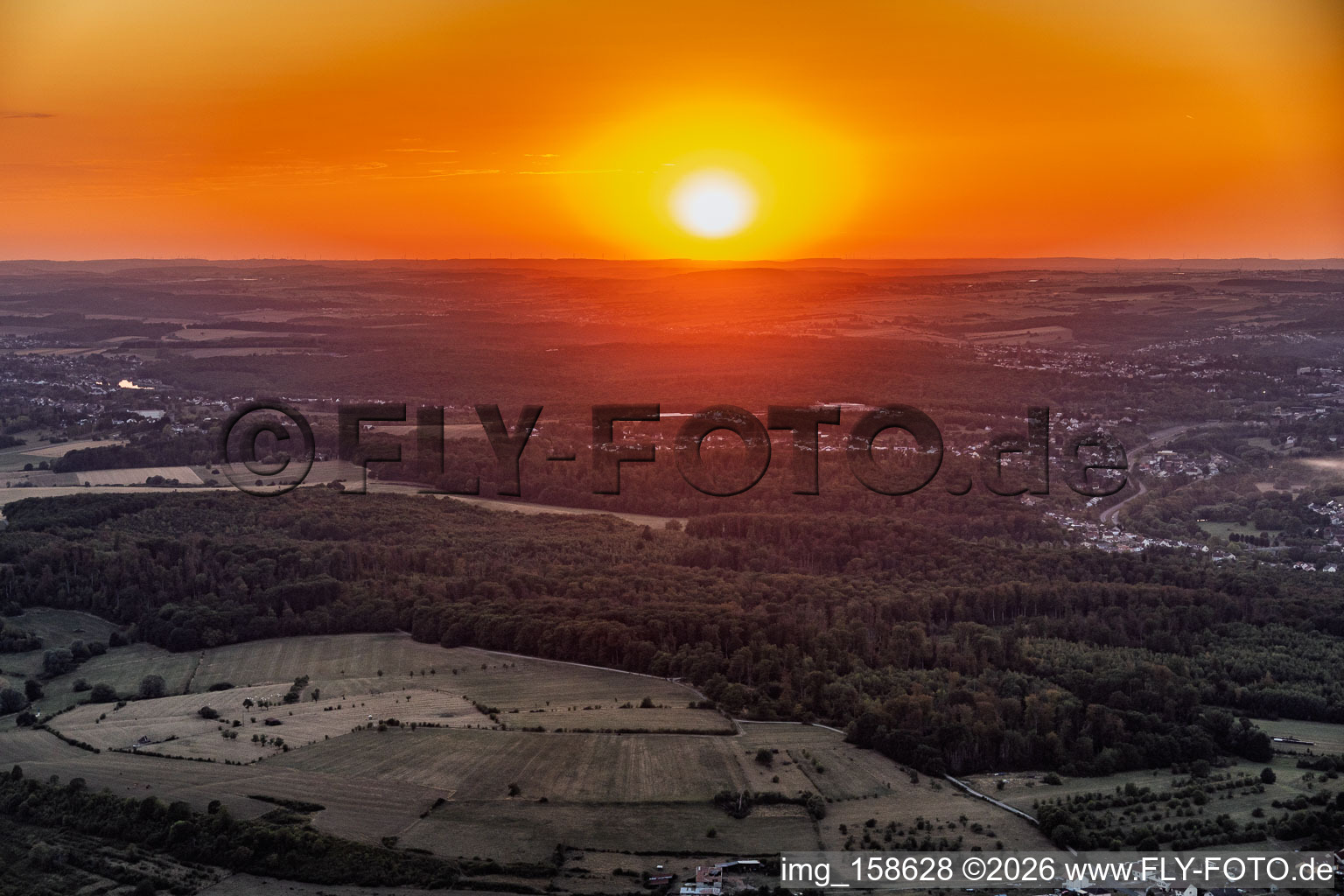 Sonnenuntergang über Saargemünd im Ortsteil Zone Industrielle du Grand Bois Fayencerie im Bundesland Moselle, Frankreich