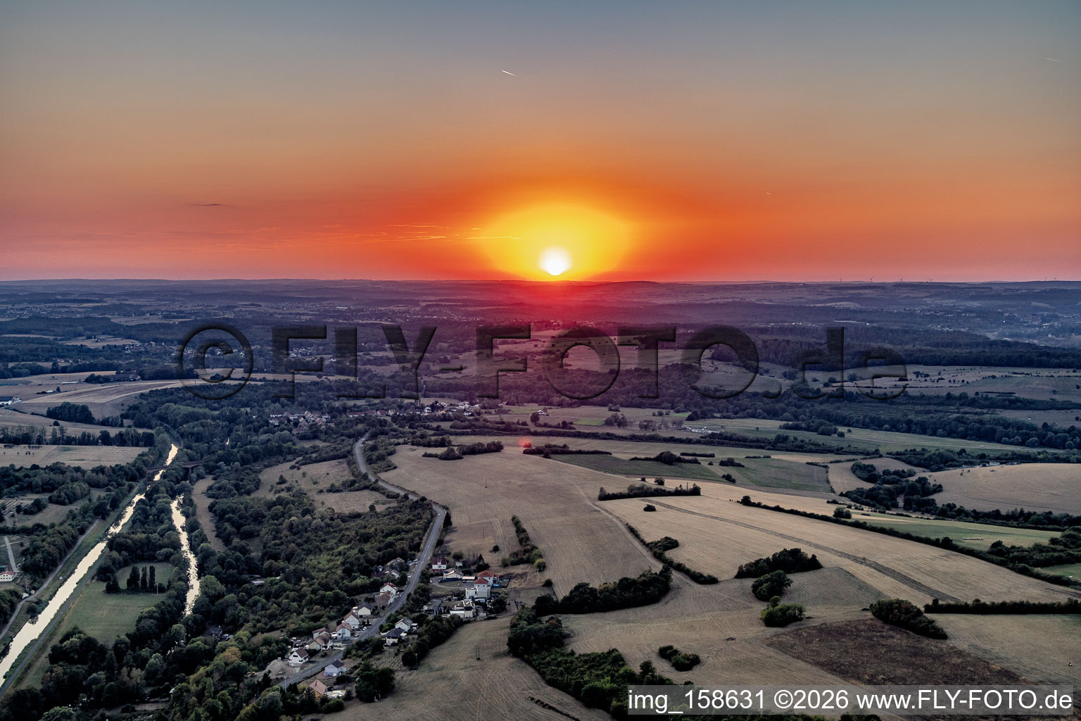 Sonnenuntergang mit Saar und Saarkanal in Zetting im Bundesland Moselle, Frankreich