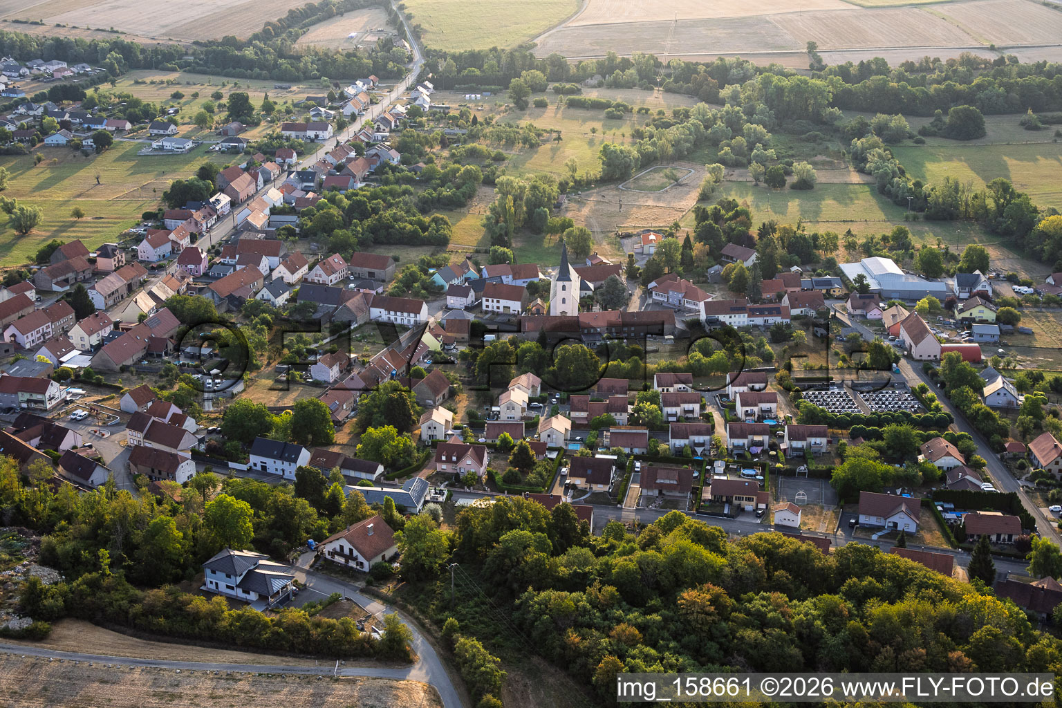 Rimling von Westen am Morgen im Bundesland Moselle, Frankreich