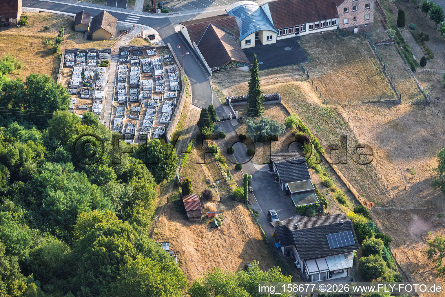 Friedhof an der Rue de l'École in Breidenbach im Bundesland Moselle, Frankreich