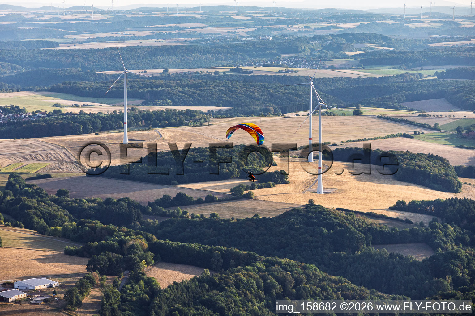 Gleitschirm vor dem Wndpark am Einöderwiesenhof in Riedelberg im Bundesland Rheinland-Pfalz, Deutschland