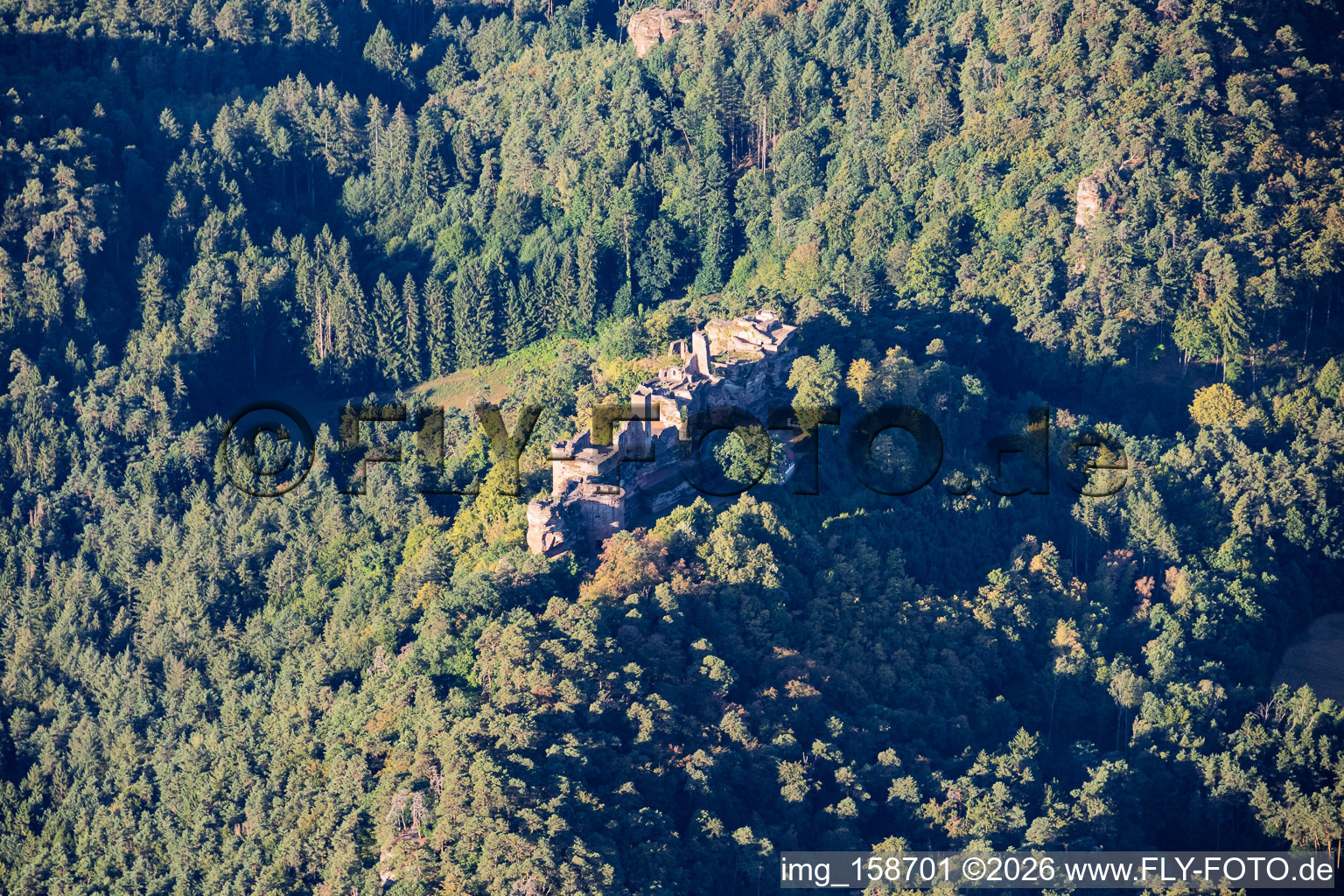 Burgenmassiv Altdahn aus Norden mit Burgruine Grafendahn und Burgruine Tanstein in Dahn im Bundesland Rheinland-Pfalz, Deutschland