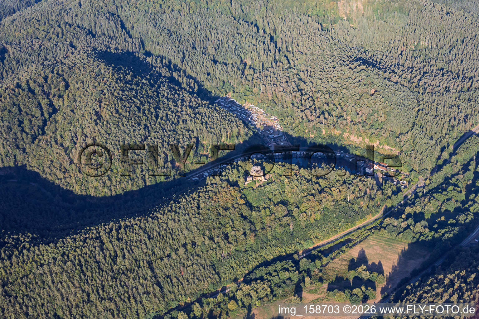 Burgruine Neudahn über dem Neudahner Weiher in Dahn im Bundesland Rheinland-Pfalz, Deutschland