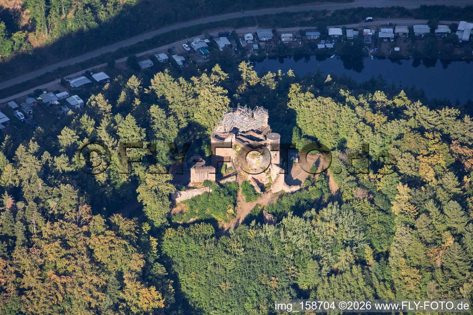 Für Renovierung eingerüstetet Burgruine Neudahn über dem Neudahner Weiher in Dahn im Bundesland Rheinland-Pfalz, Deutschland