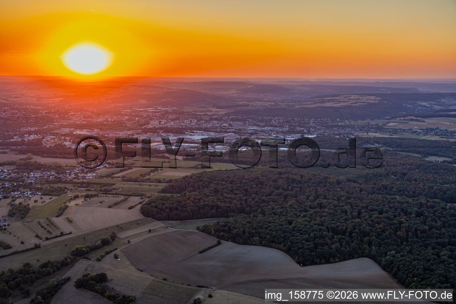 Sonnenuntergang über dem Industriegebiet im Ortsteil Zone Industrielle du Grand Bois Fayencerie in Saargemünd im Bundesland Moselle, Frankreich