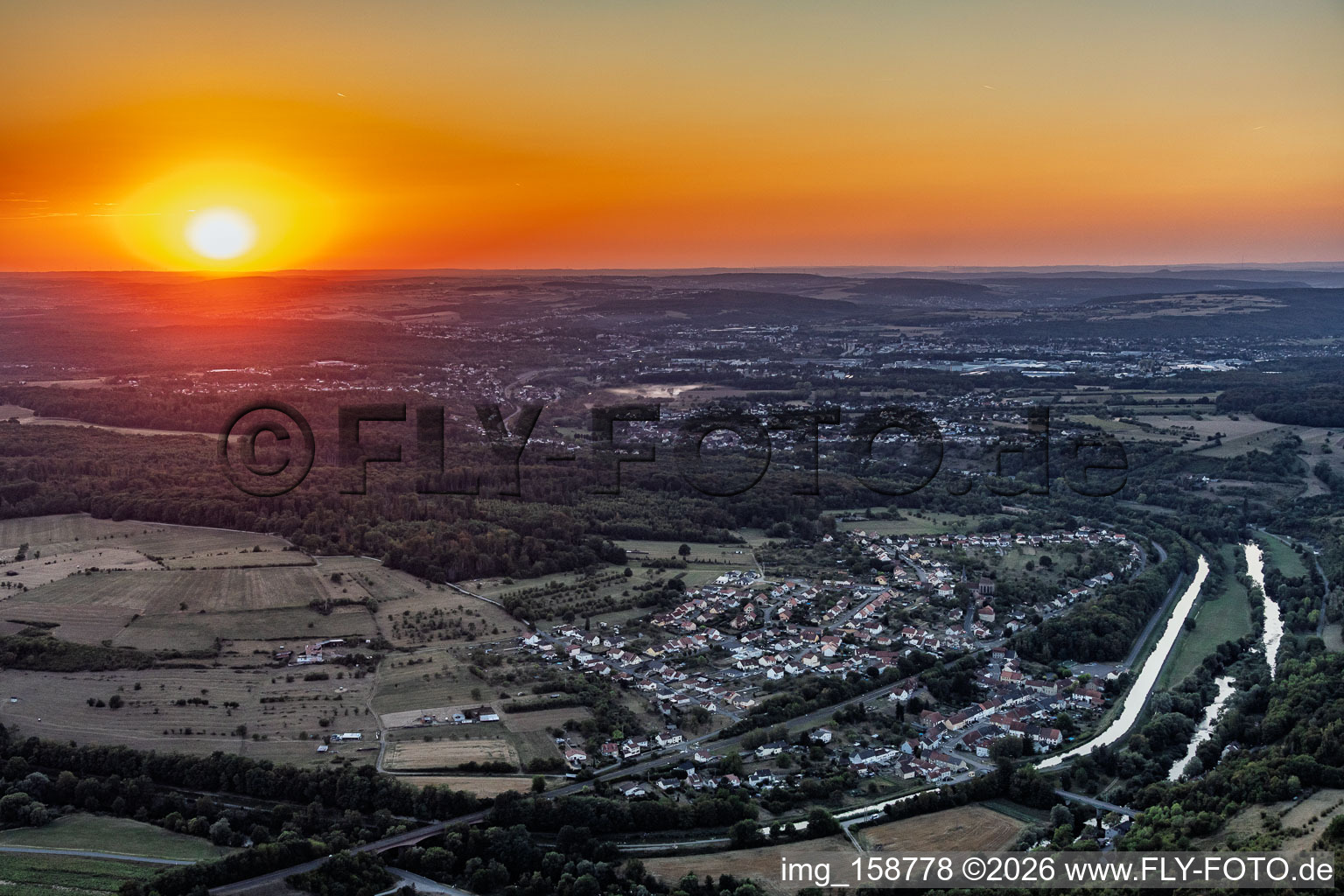 Sonnenuntergang mit Saar und Saarkanal in Zetting im Bundesland Moselle, Frankreich