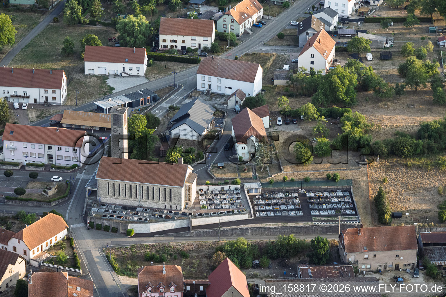Église Saint Donat und Friedhof in Epping im Bundesland Moselle, Frankreich