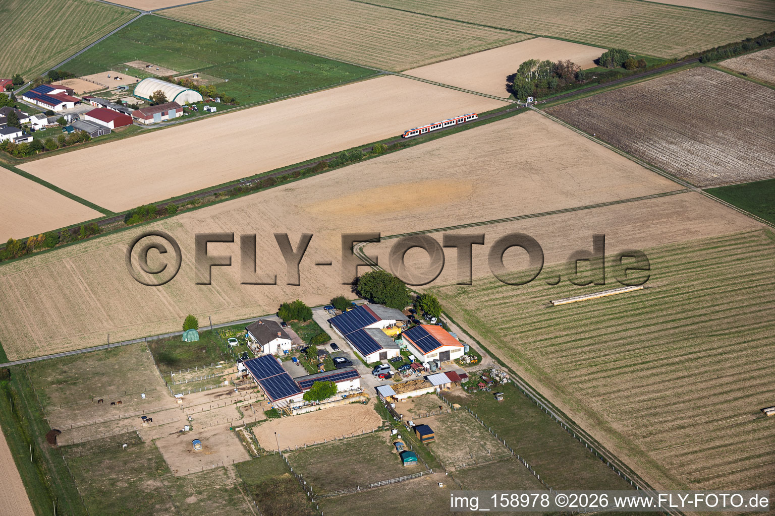 Aussiedler-Hof Seltzer Landwirtschaft und KSP Kartcenter Mach 1 im Ortsteil Langstadt in Babenhausen im Bundesland Hessen, Deutschland