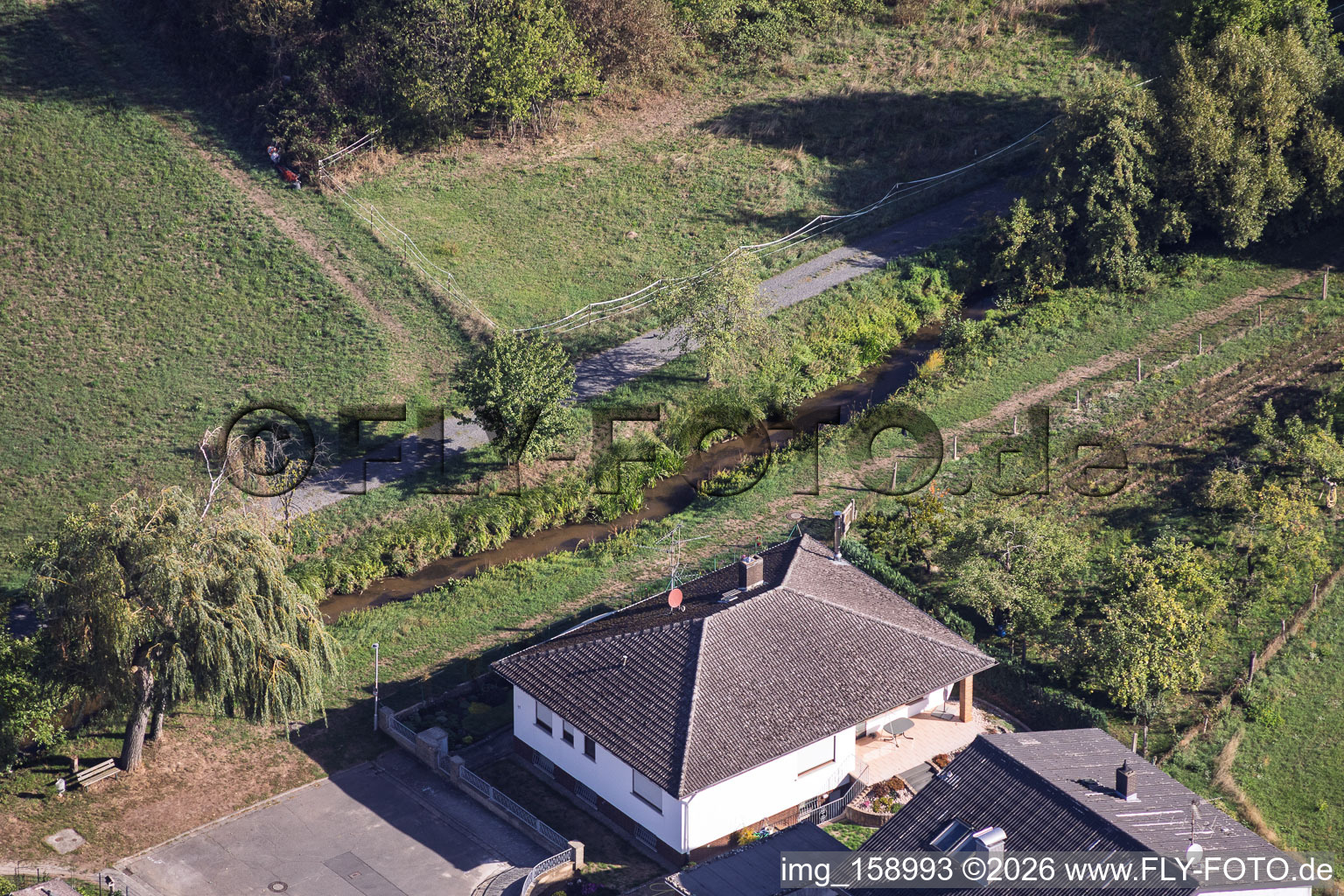 Landrat-Pfeifer-Straße mit Richerbach im Ortsteil Sickenhofen in Babenhausen im Bundesland Hessen, Deutschland