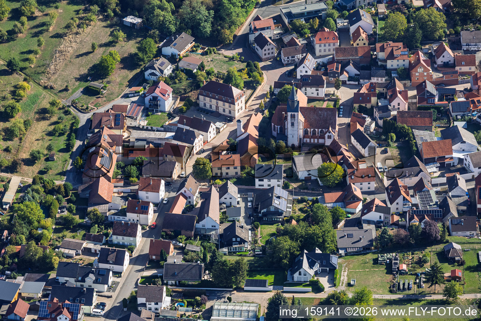 Hofgasse mit Johanniterkirche im Ortsteil Mosbach in Schaafheim im Bundesland Hessen, Deutschland