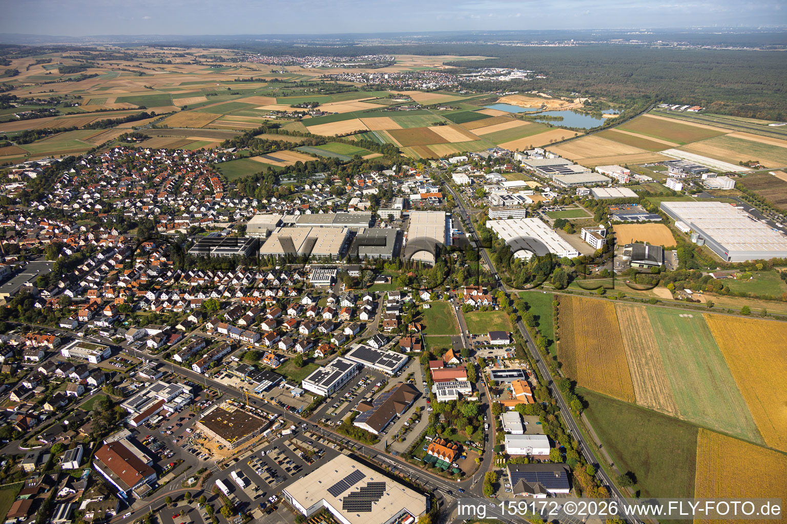 Gewerbegebiet Stockstädter Weg und INDUSTRIE HANDELS PARK von Osten mit Kühne + Nagel (AG & Co.) KG, Viking Office Deutschland GmbH, GDC Deutschland GmbH und VCA Logistik + Services GmbH & Co. KG in Großostheim im Bundesland Bayern