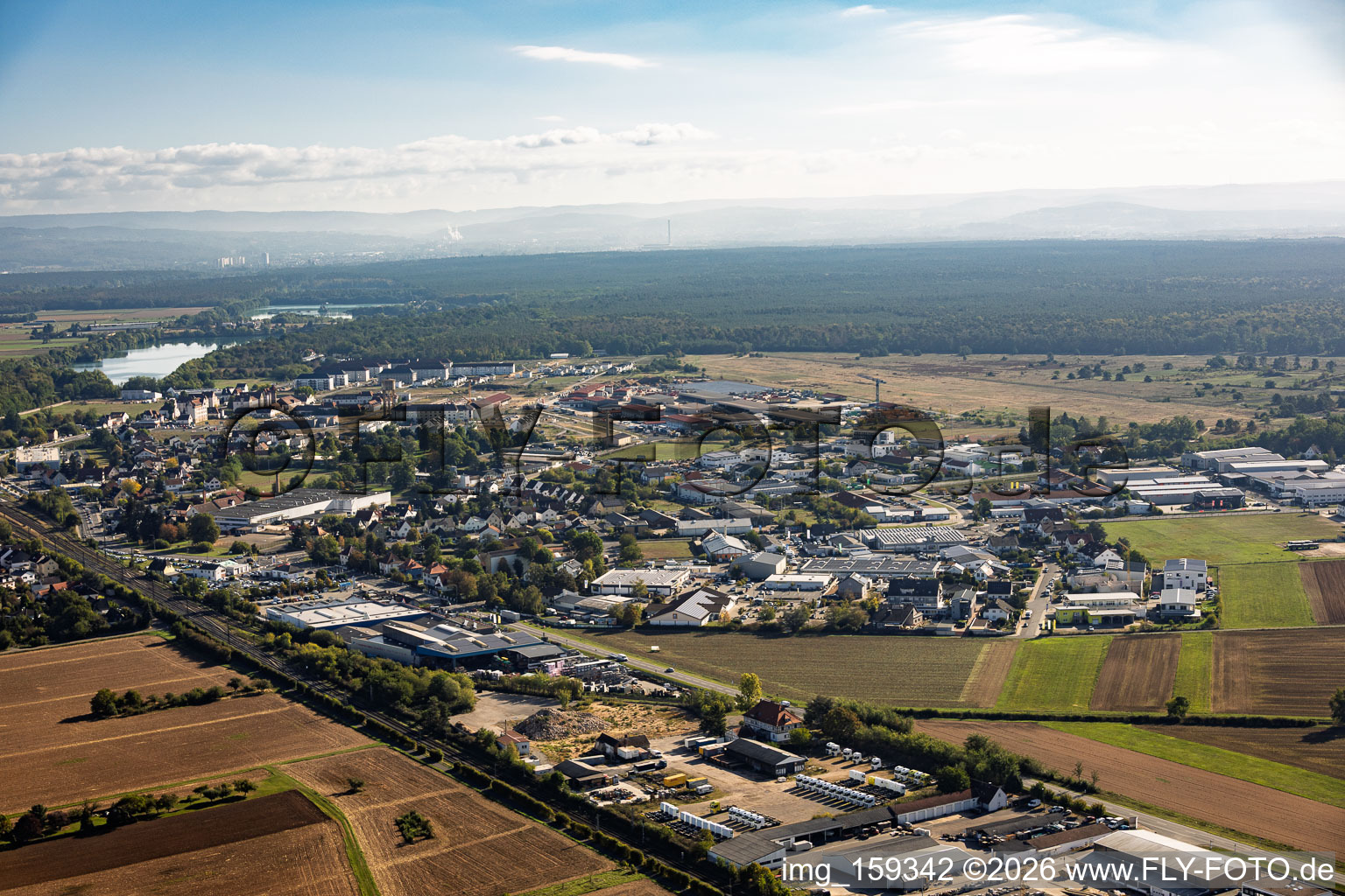 Gewerbegebiet an der B26 mit Bauzentrum Andre + Oestreicher GmbH und Schreinerei & Holzwerkstatt Jens Kattner in Babenhausen im Bundesland Hessen, Deutschland