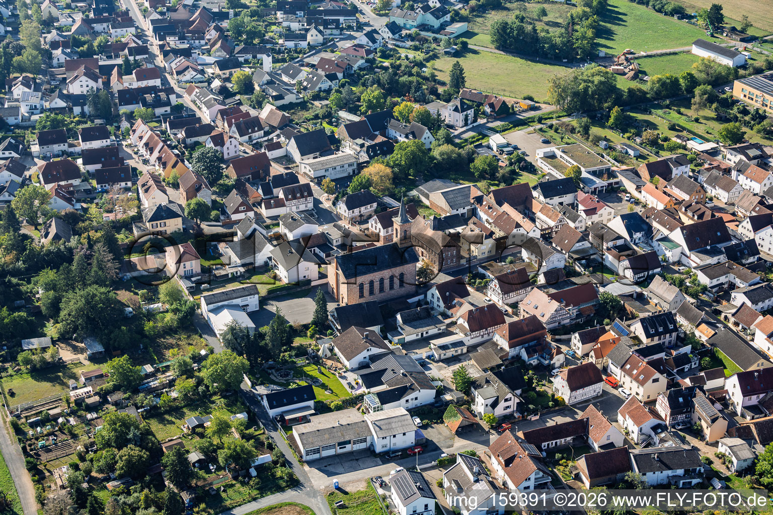Ernst-Ludwig-Straße mit Evangelische Kirche Sickenhofen in Babenhausen im Bundesland Hessen, Deutschland