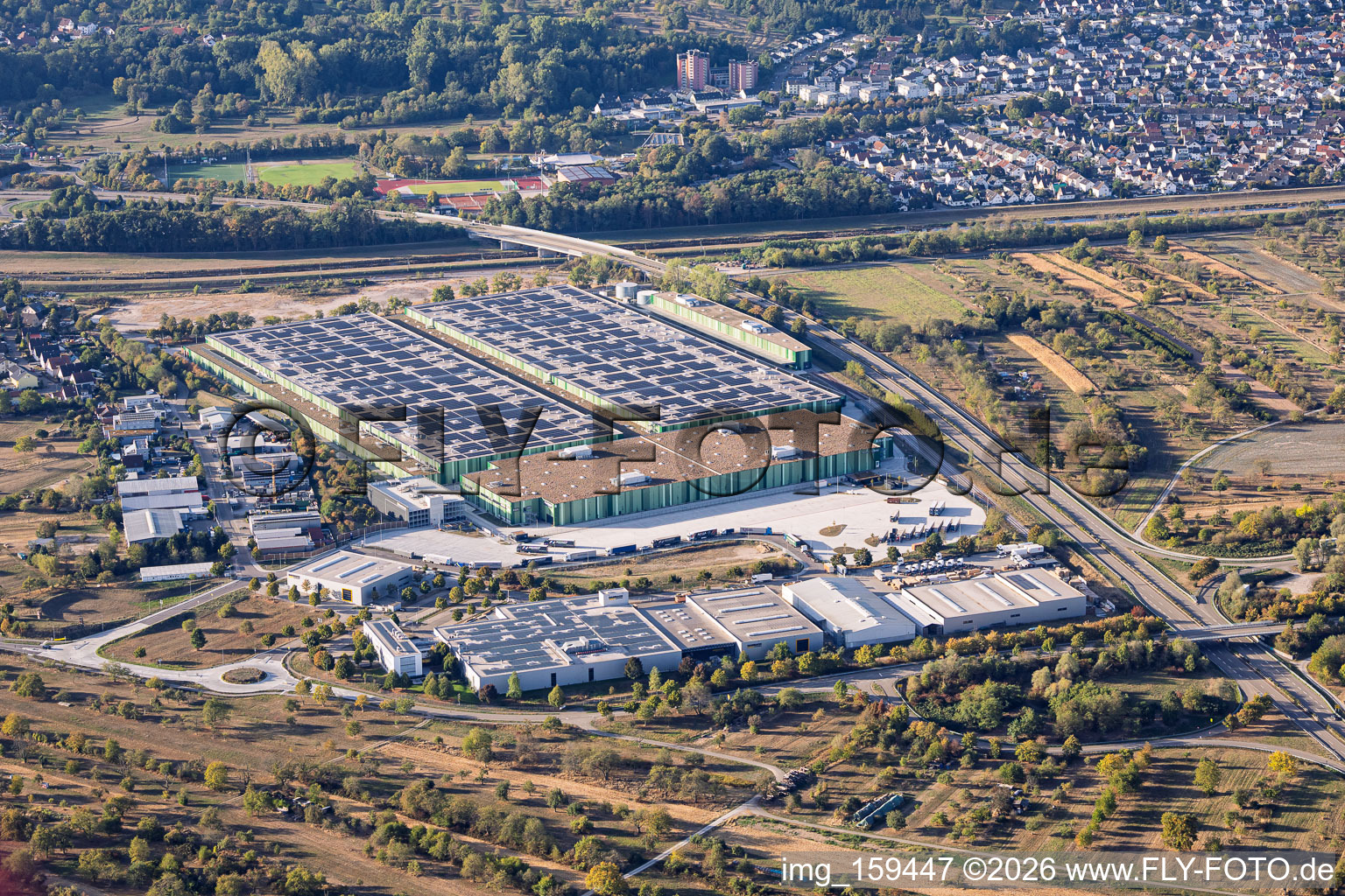 Industriegebiet Uchtweide mit Seifert Logistics Group, Mercedes-Benz, Logo-Pack GmbH Exportverpackungen und Dambach Lagersysteme GmbH & Co. KG in Bischweier im Bundesland Baden-Württemberg, Deutschland