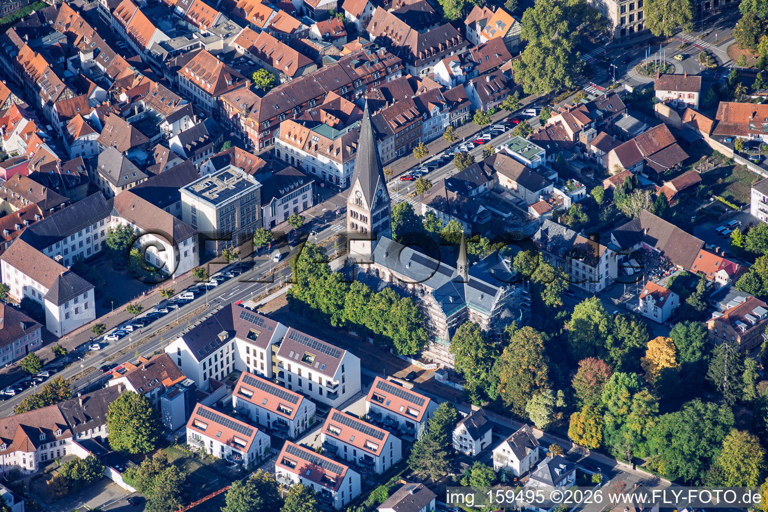 Pforzheimer Straße mit Herz Jesu Kirche in Ettlingen im Bundesland Baden-Württemberg, Deutschland