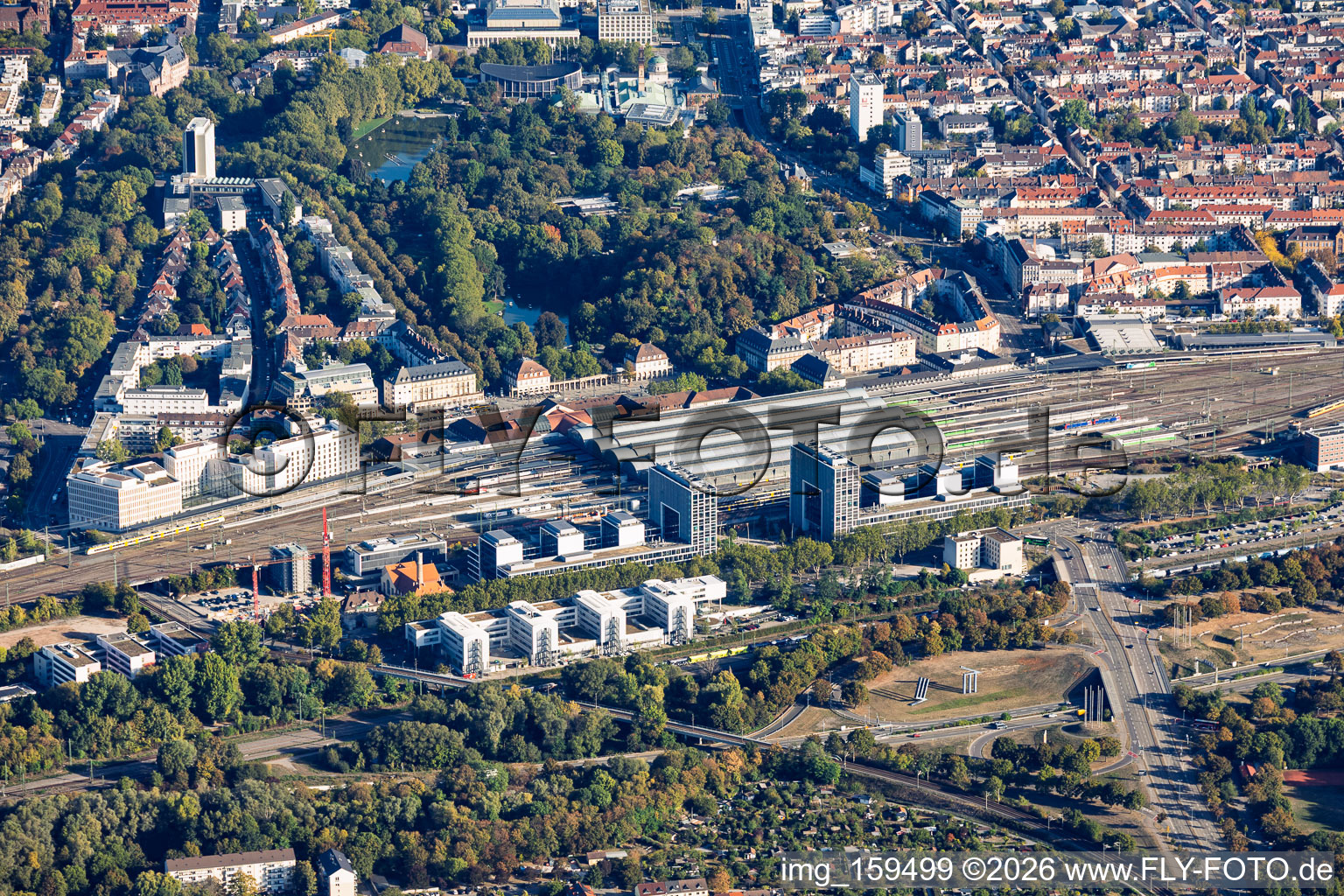 Hauptbahnhof Karlsruhe zwischen B10/Südtangente und Stadtgarten aus Süden im Ortsteil Südweststadt im Bundesland Baden-Württemberg, Deutschland
