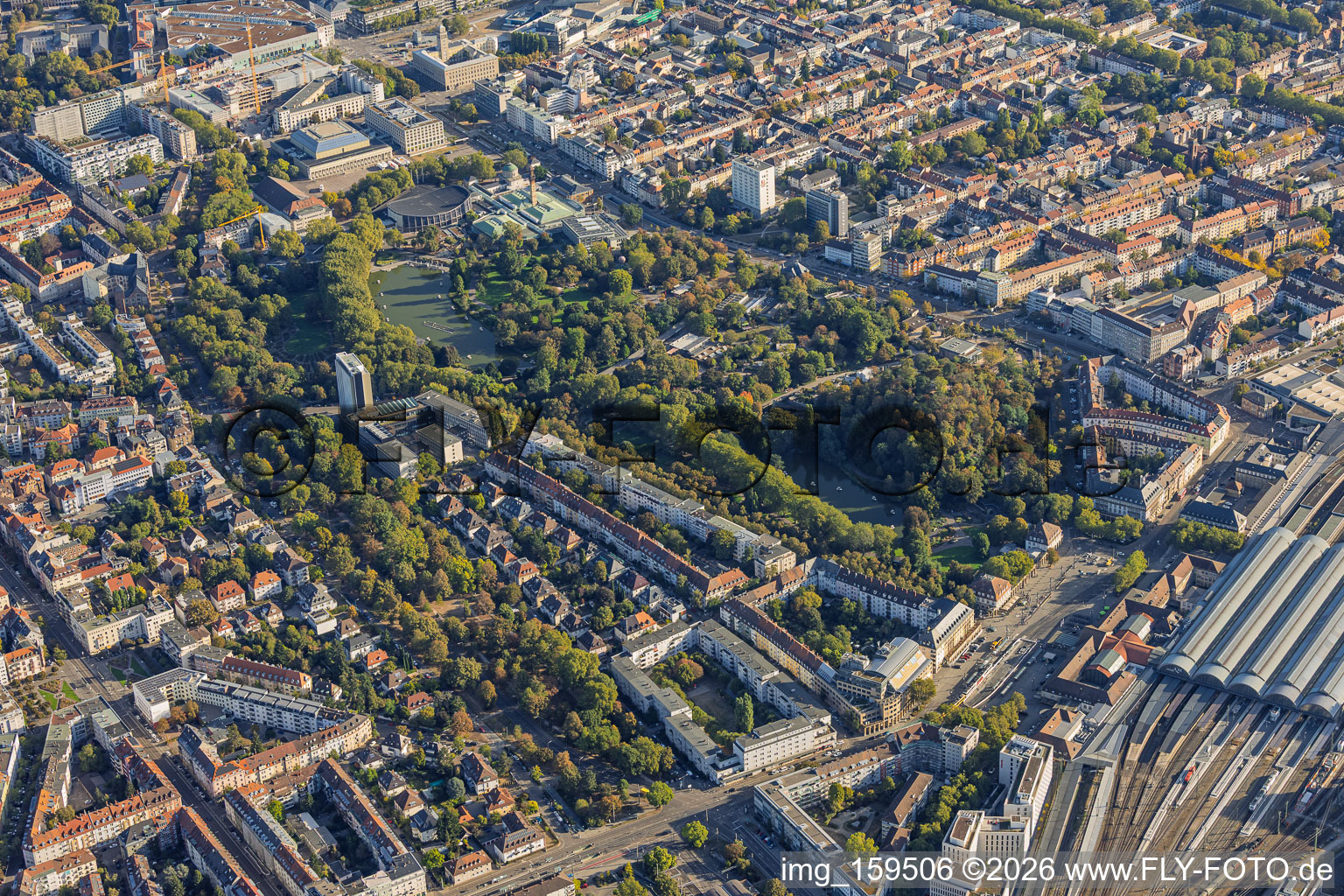 Zoologischer Stadtgarten zwischen Kongresszentrum und Hauptbahnhof im Ortsteil Südweststadt in Karlsruhe im Bundesland Baden-Württemberg, Deutschland