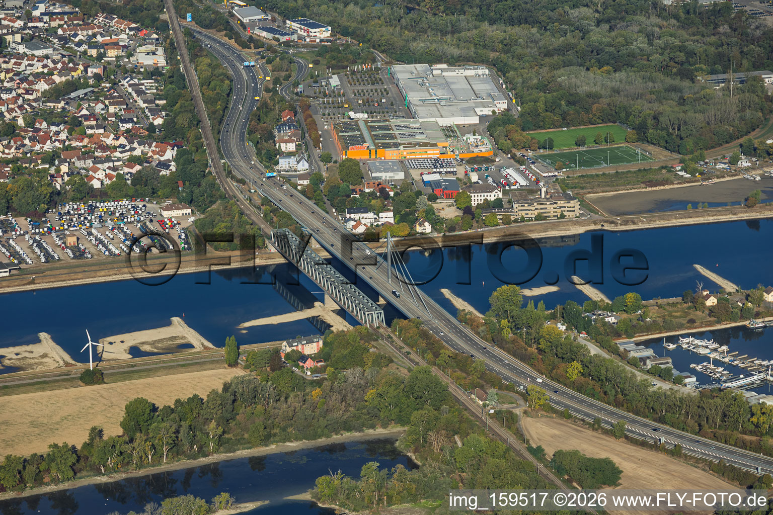 Rheinbrücken Maxau für die B10 und die Regionalbahn bei Niedrigwasser im Ortsteil Knielingen in Karlsruhe im Bundesland Baden-Württemberg, Deutschland