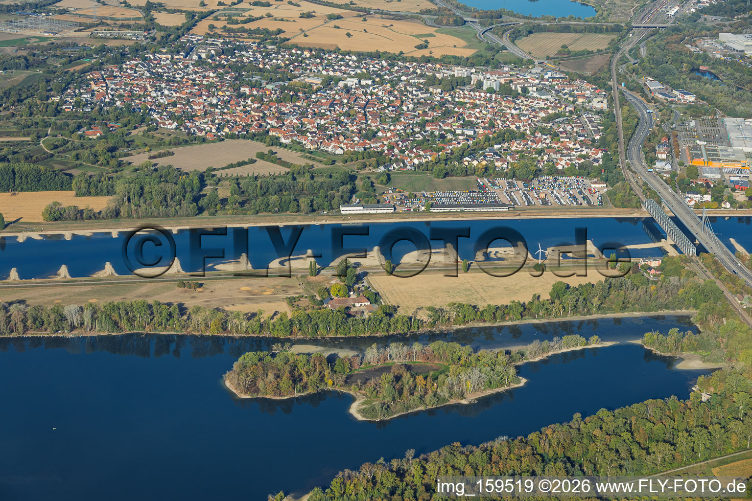 Rhein von Osten bei Niedrigwasser im Ortsteil Knielingen in Karlsruhe im Bundesland Baden-Württemberg, Deutschland