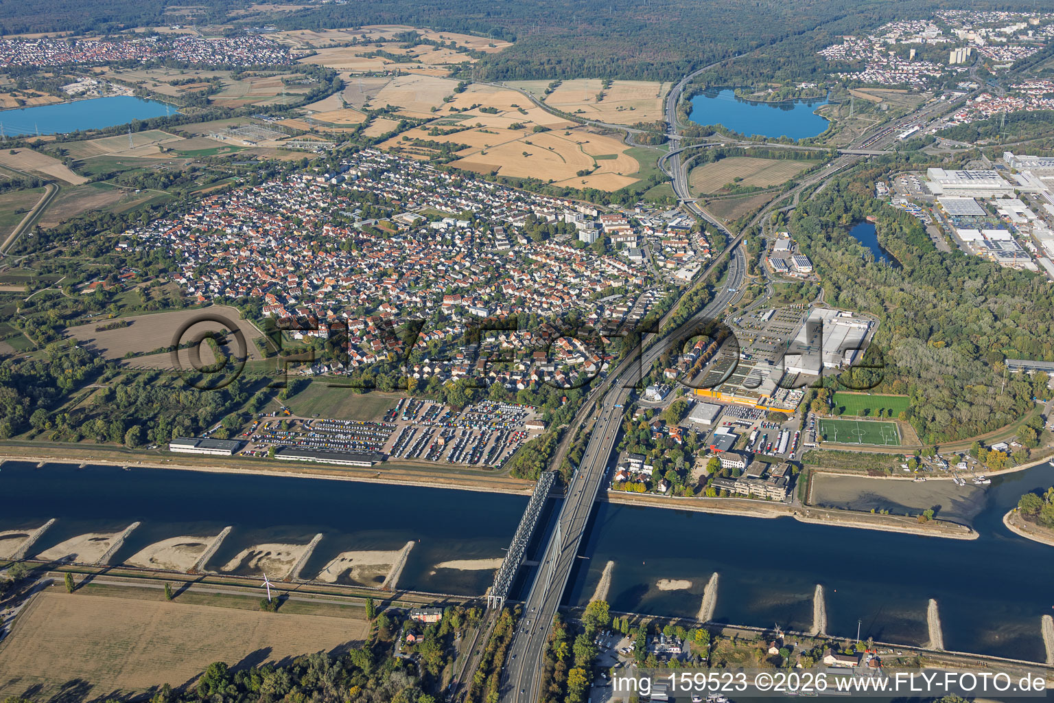 Rheinbrücken Maxau für die B10 und die Regionalbahn bei Niedrigwasser im Ortsteil Knielingen in Karlsruhe im Bundesland Baden-Württemberg, Deutschland