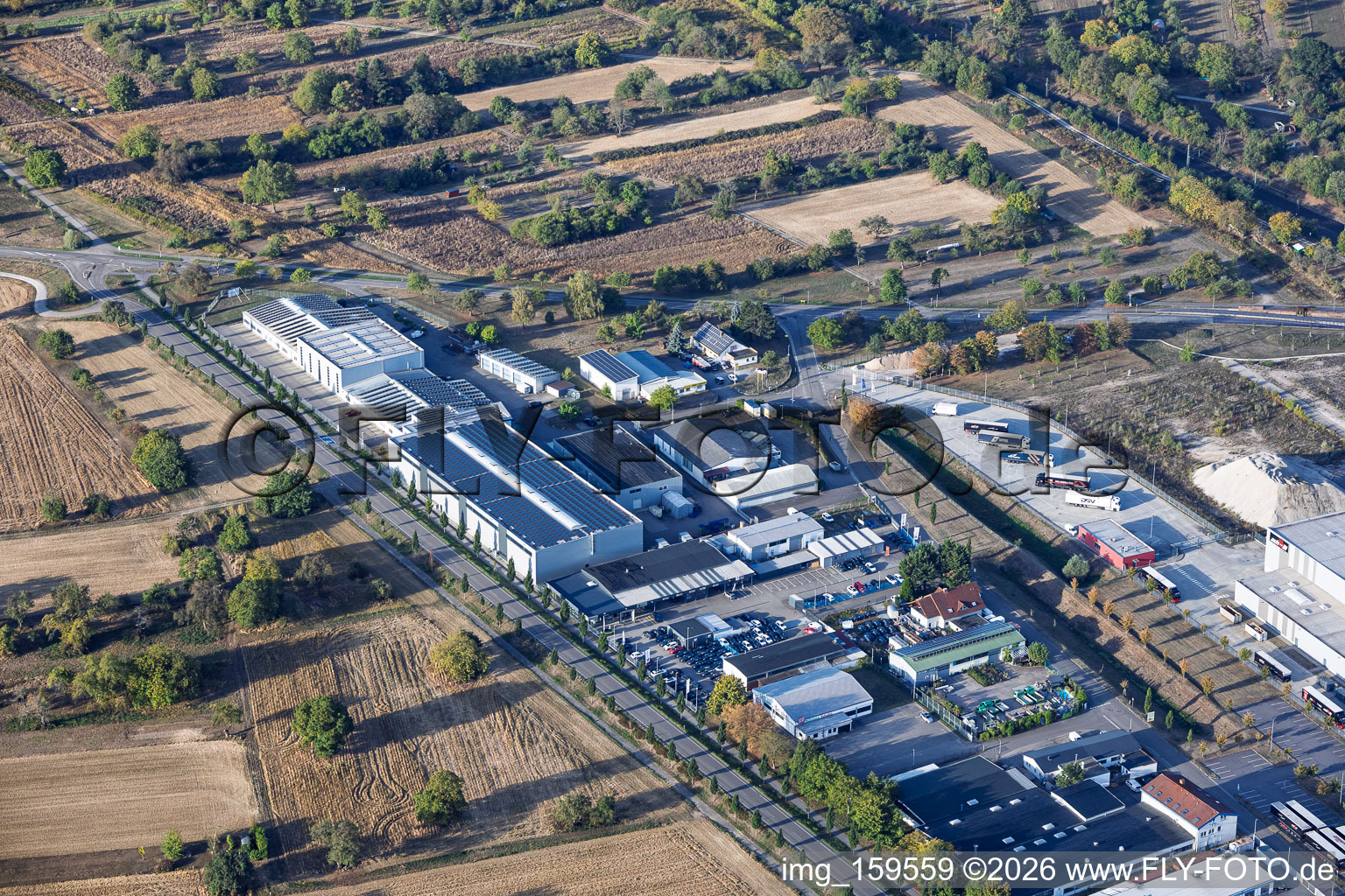 Industriegebiet Industriestraße mit Autohaus Kühn - Seat, Götz Maschinenbau GmbH & Co.KG, und Logistik Schmitt (Standort PCC Ötigheim) im Bundesland Baden-Württemberg, Deutschland
