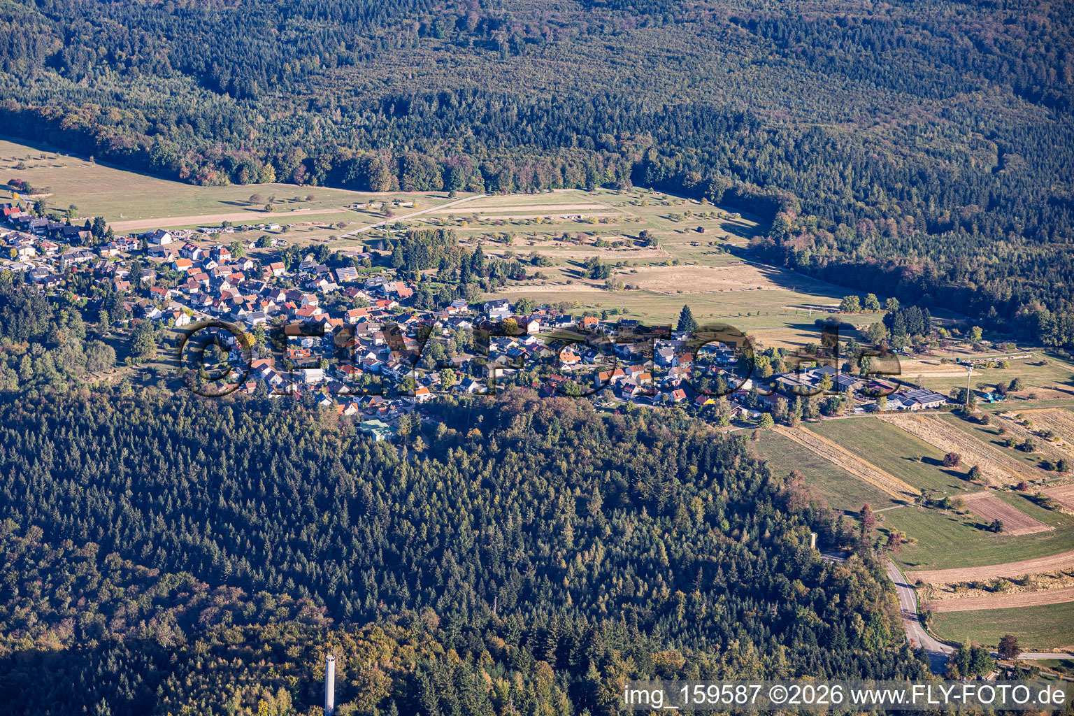 Dorfansicht und Mahlbergturm aus Süden im Ortsteil Freiolsheim in Gaggenau im Bundesland Baden-Württemberg, Deutschland