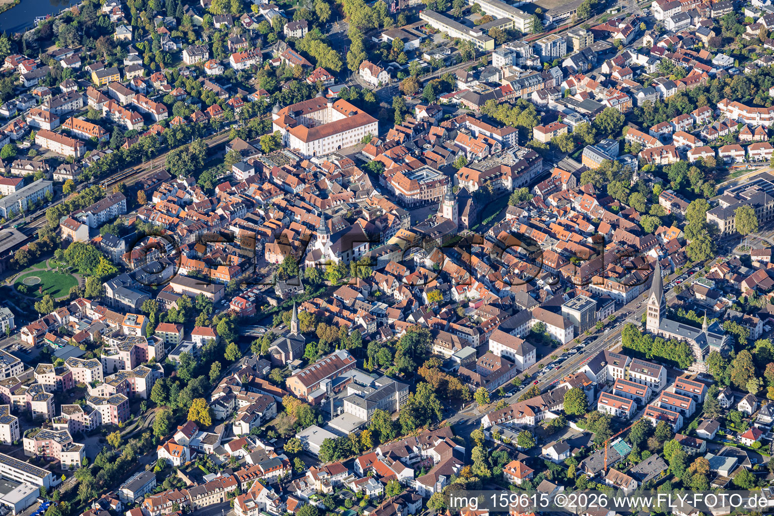 Altstadt von Osten zwischen Alb und S-Bahn in Ettlingen im Bundesland Baden-Württemberg, Deutschland