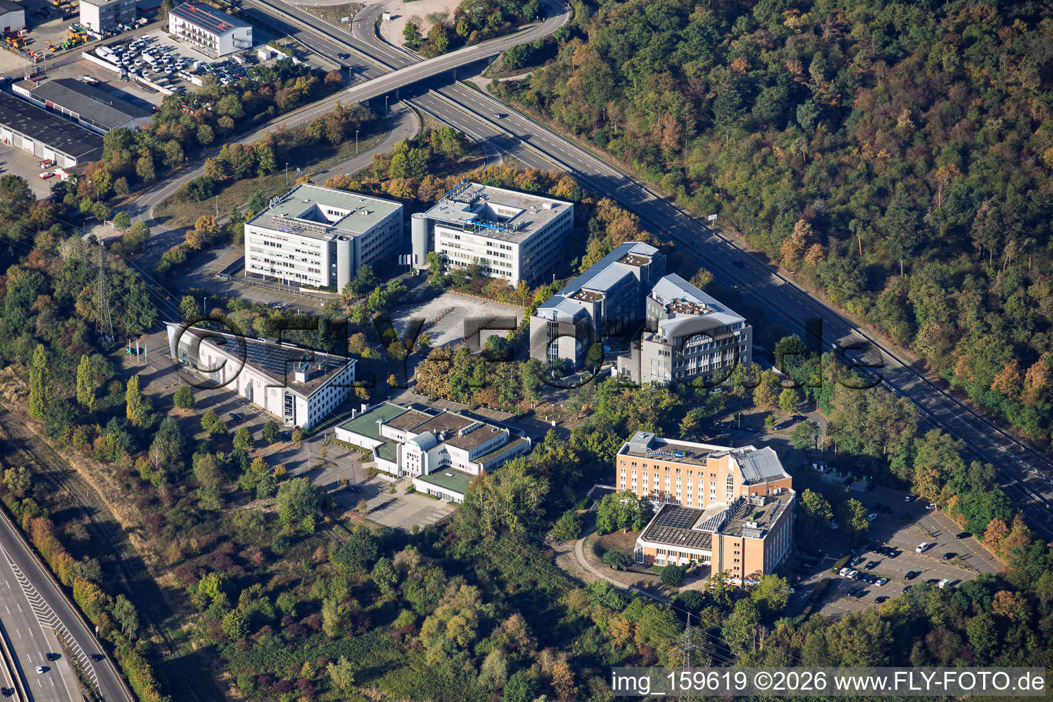 Ortsteil Am Hardtwald mit Radisson Blu Hotel Karlsruhe, DACHSER Logistikzentrum Karlsruhe Air & Sea Logistics und Atrium Möbel und Design GmbH in Ettlingen im Bundesland Baden-Württemberg, Deutschland
