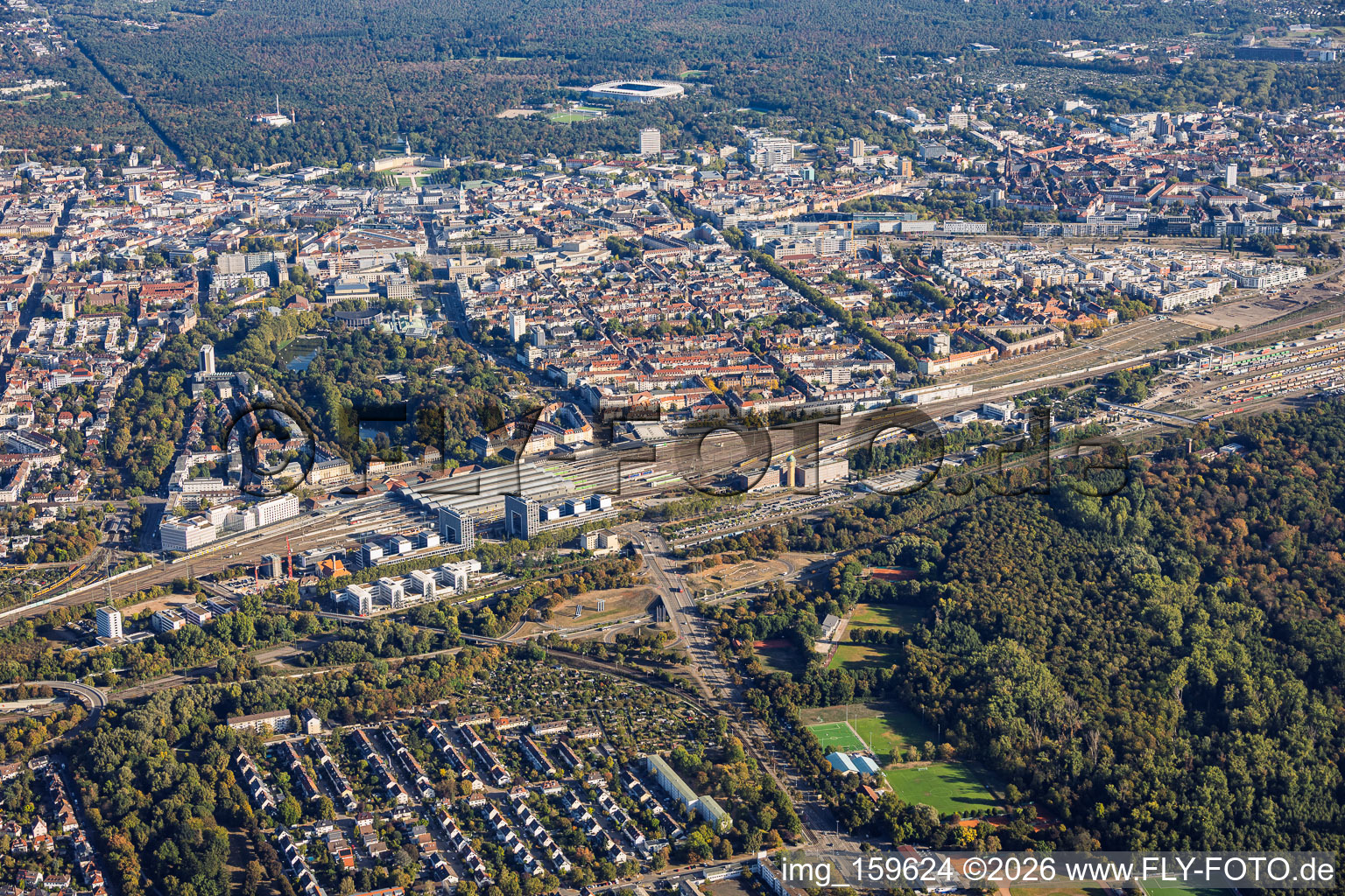 Stadtansicht aus Süden von B10/Südtangente über Hauptbahnhof Karlsruhe und Stadtgarten bis zum Schloss und Wildparkstadion im Ortsteil Südweststadt im Bundesland Baden-Württemberg, Deutschland