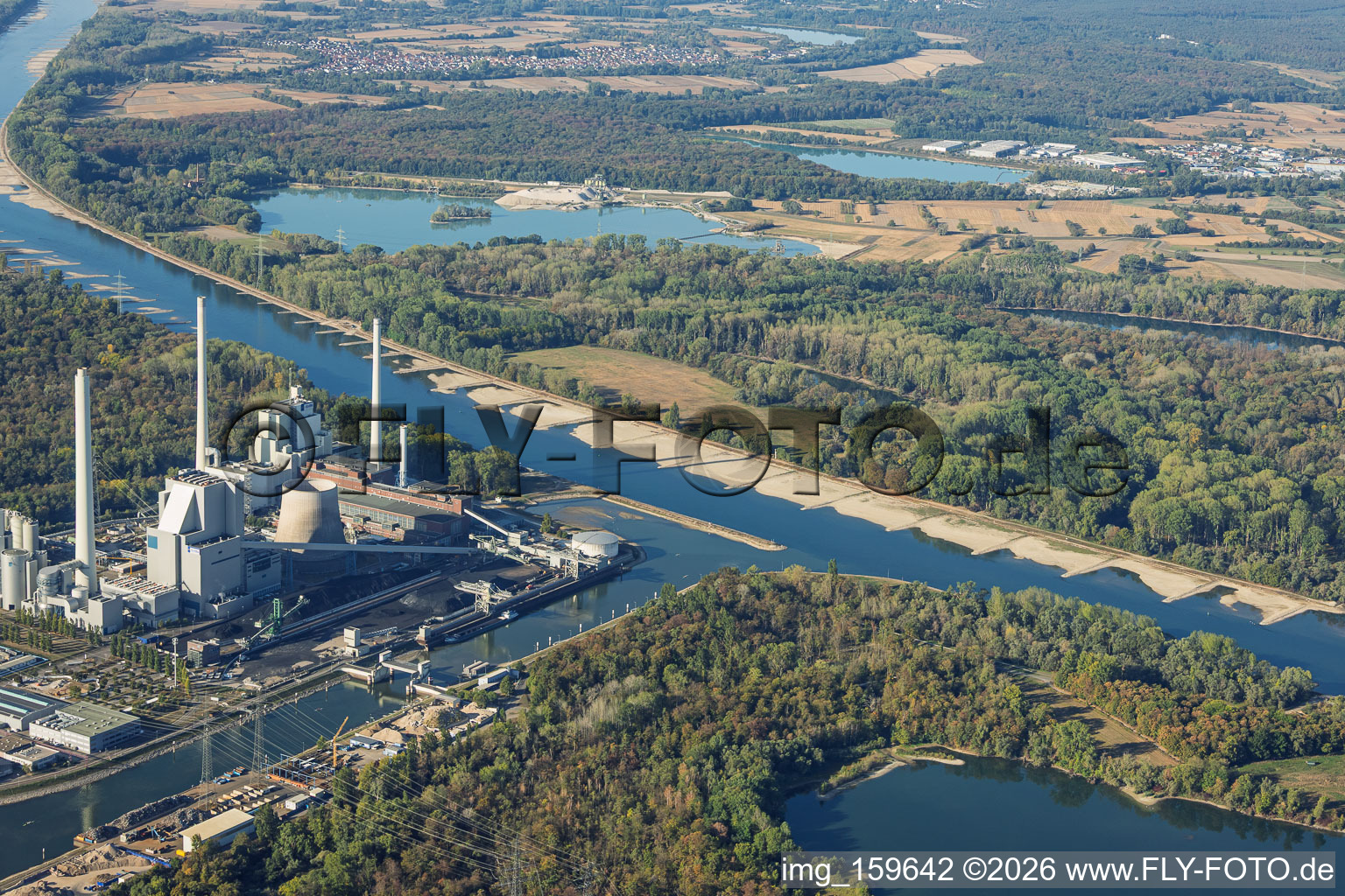 Hafenmündung in den Rhein am Rheinhafen-Dampfkraftwerk Karlsruhe von Osten bei Niedrigwasser im Ortsteil Maximiliansau in Wörth am Rhein im Bundesland Rheinland-Pfalz, Deutschland