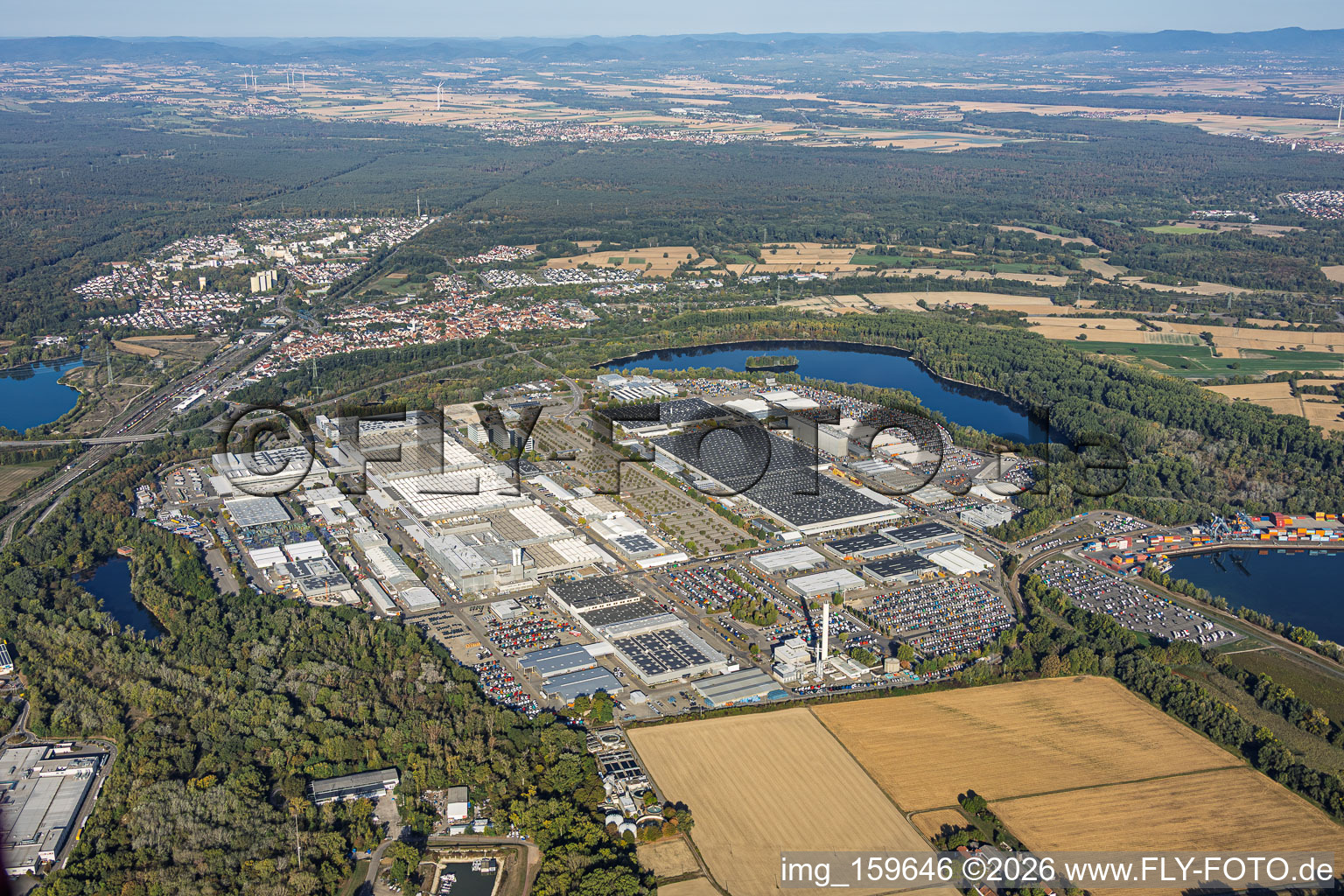 Automobilwerk Wörth und Industriepark Wörth GmbH mit Daimler Truck AG, Mercedes-Benz Werk aus Südosten im Ortsteil Maximiliansau in Wörth am Rhein im Bundesland Rheinland-Pfalz, Deutschland