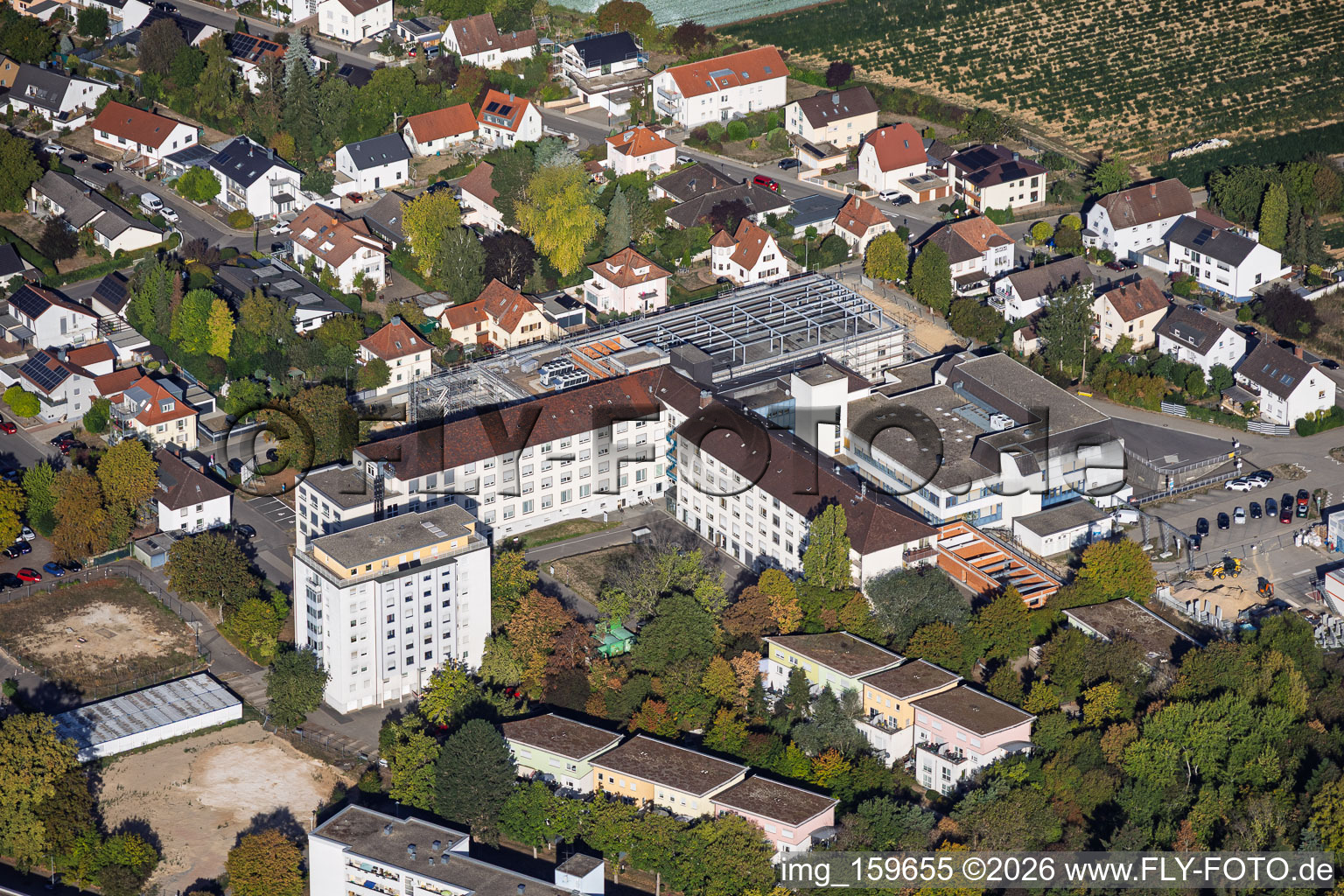 Baustelle für den NEUBAU der NOTAUFNAHME, INTENSIVMEDIZIN UND DIAGNOSTIKBEREICHE der Asklepios Südpfalzkliniken GmbH. Projektsteuerung: BPM Bau- und Projektmanagement Hart GmbH. BPM Architektur, Planung + Objektüberwachung: alsh sander hofrichter architekten GmbH Gesellschaft für Architektur und Generalplanung. Planungsbüro Noll GmbH , TGA-Planung / Heizung-Lüftung-Sanitär-Medizinische Gase-Gebäudeautomation, TGA-Planung / Stark- u. Schwachstromtechnische Anlagen / Fördertechnik: DE-Plan GmbH & Co. KG, Tragwerksplanung: ZPP Ingenieure AG, Freianlagen hofmann_röttgen Landschaftsarchitekten BDLA, Brandschutz: Rieser-Wessel Brandschutzsachverständige & Ingenieure PartG mbB und Bauphysik / Schallschutz-Akustik: Ingenieurbüro Seidel in Kandel im Bundesland Rheinland-Pfalz, Deutschland
