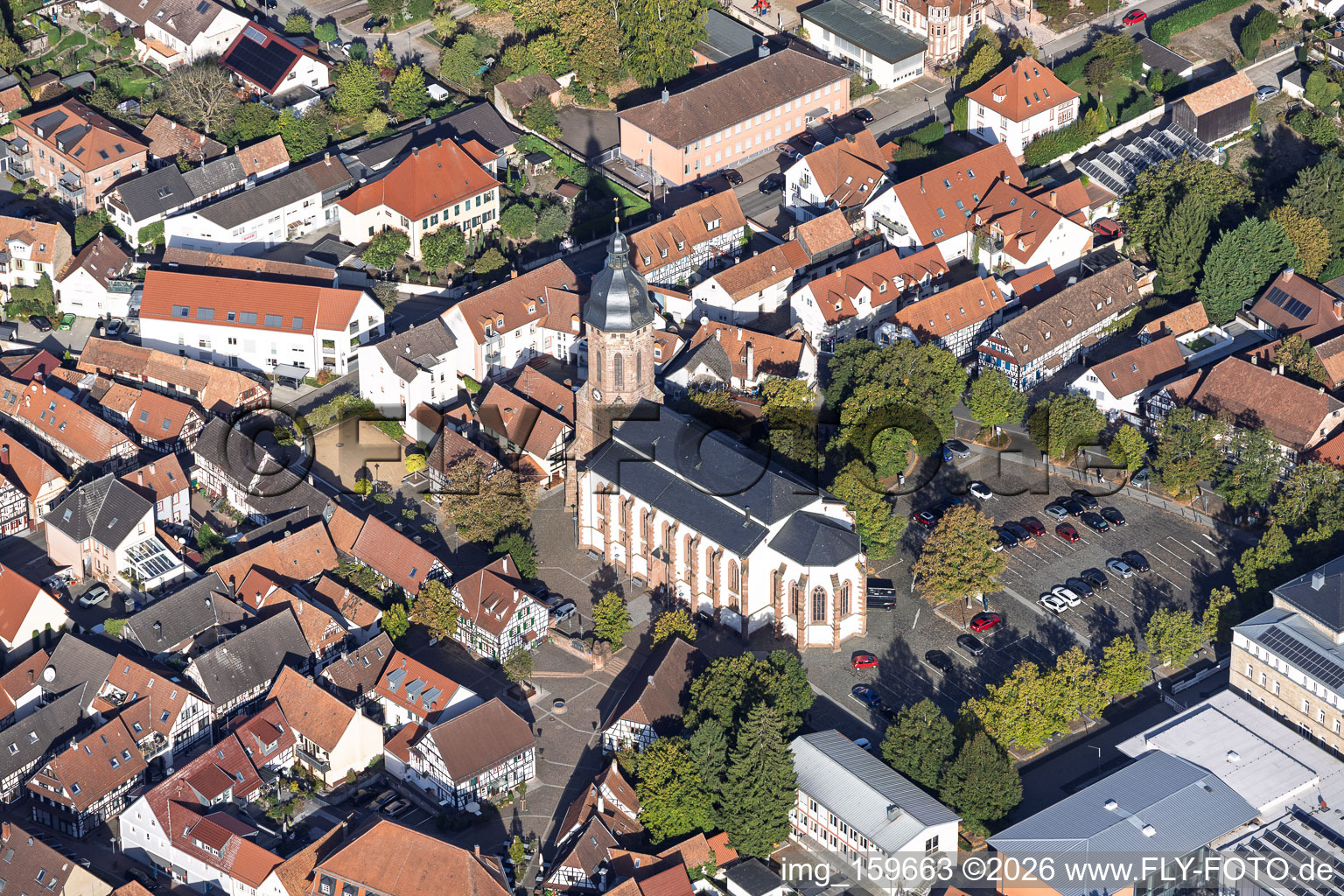 Marktplatz mit St. Georgskirche in Kandel im Bundesland Rheinland-Pfalz, Deutschland