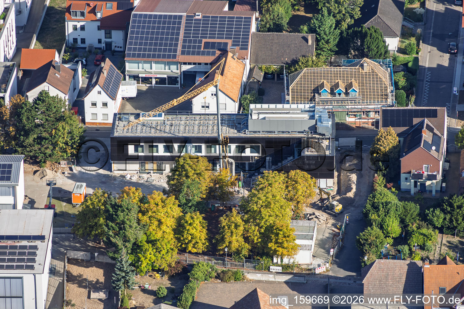 Baustelle des Neubau der VERBANDSGEMEINDE KANDEL für Mensagebäude der Ludwig-Riedinger-Grundschule. zwo/elf Architekten PartmbB Erdbauarbeiten: Gaudier Erd-u. Rückbau GmbH Fensterarbeiten: Trumpf Metallbau GmbH FREIANLAGEN: Bauer.Landschaftsarchitekten HAUSTECHNIK: Bender+Urich GmbH & Co.KG TRAGWERK: Ingenieurbüro Sikora Fassadenarbeiten: AS-Fassaden GmbH Rohbauarbeiten:Wünschel BAU GmbH Elektroarbeiten: Wieland & Schultz GmbH RLP-Ministerium für Bildung, Wissenschaft, Weiterbildung und Kultur in Kandel im Bundesland Rheinland-Pfalz, Deutschland