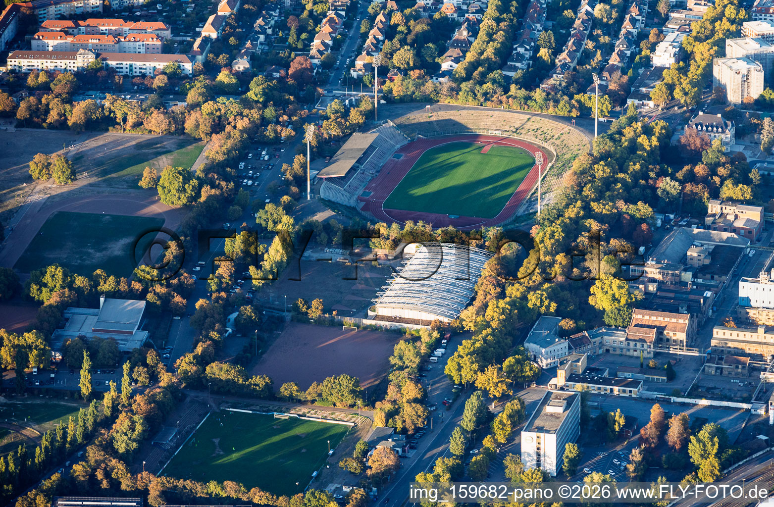 Südweststadion mit von Büschen überwucherter Tribüne und Sportpark Südwest in Ludwigshafen im Bundesland Rheinland-Pfalz, Deutschland